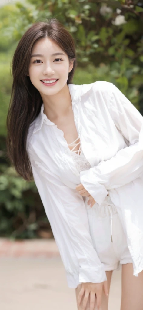 ((Masterpiece, Top image quality, high resolution、alone、shiny skin))(on the table, best quality, actual, super detailed, meticulous, high resolution, 8k wallpaper), Close-up portrait of a beautiful woman, Chariada, smiling, light brown messy hair, Perfect dynamic composition, 美丽meticulous的眼睛, Just like the cover of a fashion magazine, on campus