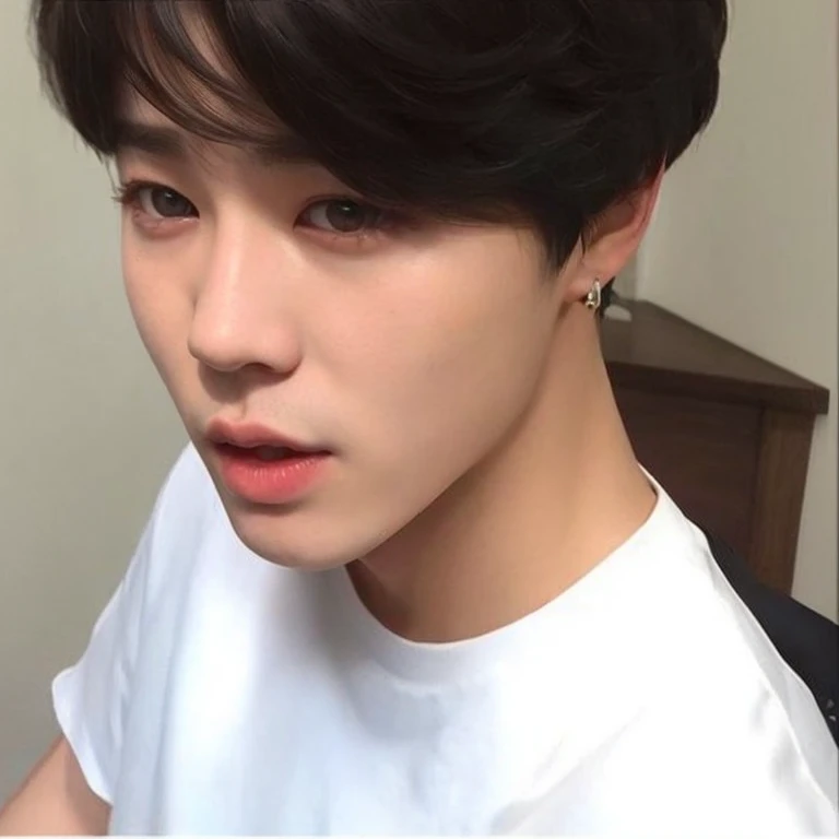 un primer plano de una persona con un corte de pelo corto y una camisa blanca, Jimin\los labios carnosos, Jimin\la nariz griega, accurate Jimin face, park Jimin, Jimin\his right eyelid is swollen, Jimin, Con pelo largo, pale korean adorable face, TaeJune Kim, con un corte bob, Jung Jaehyun, El chico tiene el pelo rubio largo y ojos verdes.
