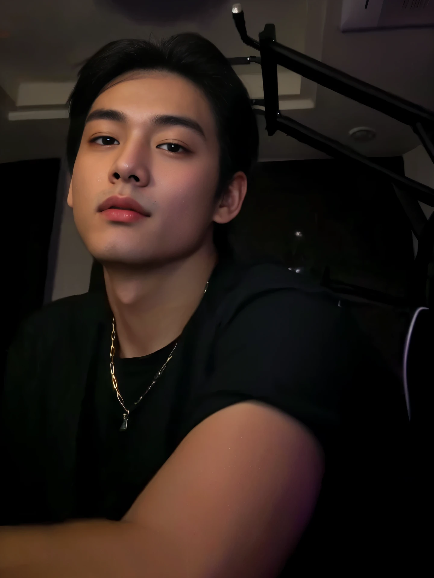 There's a man sitting in a chair with a microphone, Kim Taehyung, guapo Kim Taehyung, Taehyung 25 years old, estilo de Kim Taehyung!!!!, estilo Taehyung BTS, in estilo de Kim Taehyung, Taehyung, Kim Taehyung, he wears a black t-shirt, Taehyung de BTS, Serious facial expression, con barbilla, Kim Taehyung de BTS