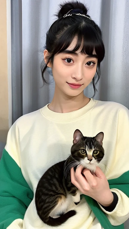 A face like Suzu Hirose、Holding a kitten、wearing oversized sweatshirts、hair tied up