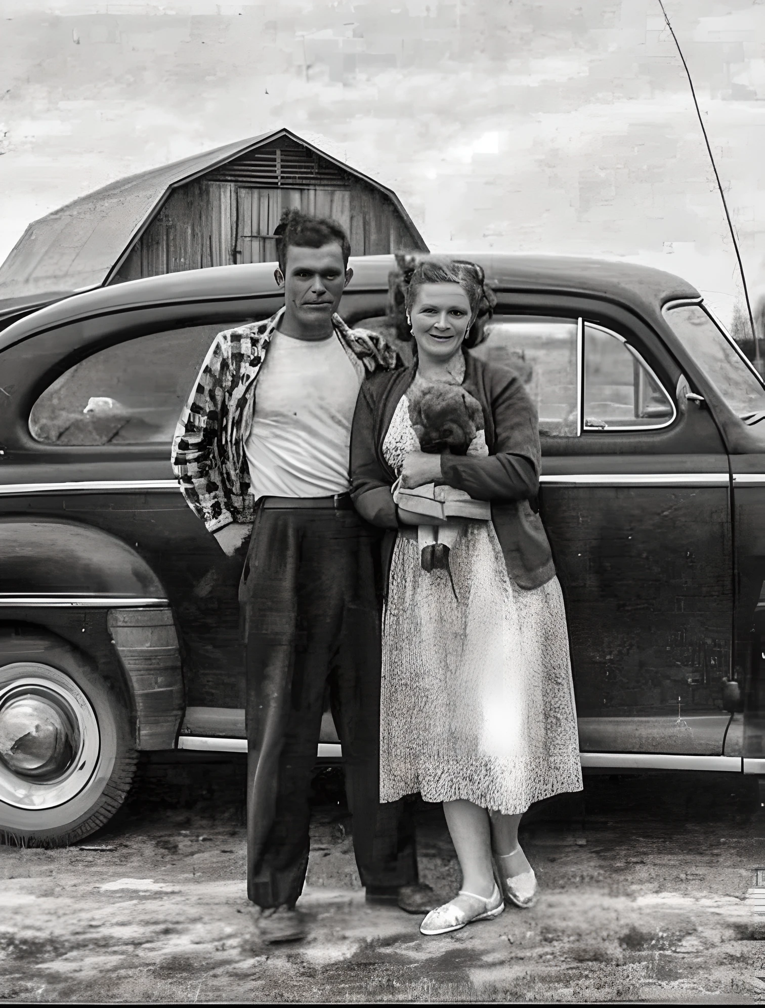 Black and white photo of a man and woman standing next to a car., 1950s family, vieja foto en blanco y negro, una vieja foto en blanco y negro, foto antigua en blanco y negro, Vintage granulado, Foto temprana en blanco y negro., Photo from the 1940s, foto de estilo antiguo, Vintage photo, momma and papa