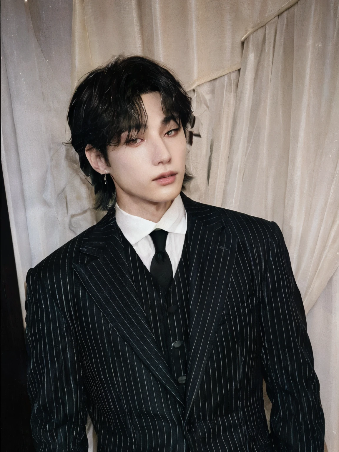 Hombre arafed con traje y corbata parado frente a una cortina, jungkook, cai xukun, Jung Jaehyun, Won Bin Lee, hyung tae, yanjun chengt, Jinyoung Shin, taken in the early 2020s, TaeJune Kim, yoongi de pelo negro, kim doyoung, delicate androgynous prince, beautiful androgynous prince
