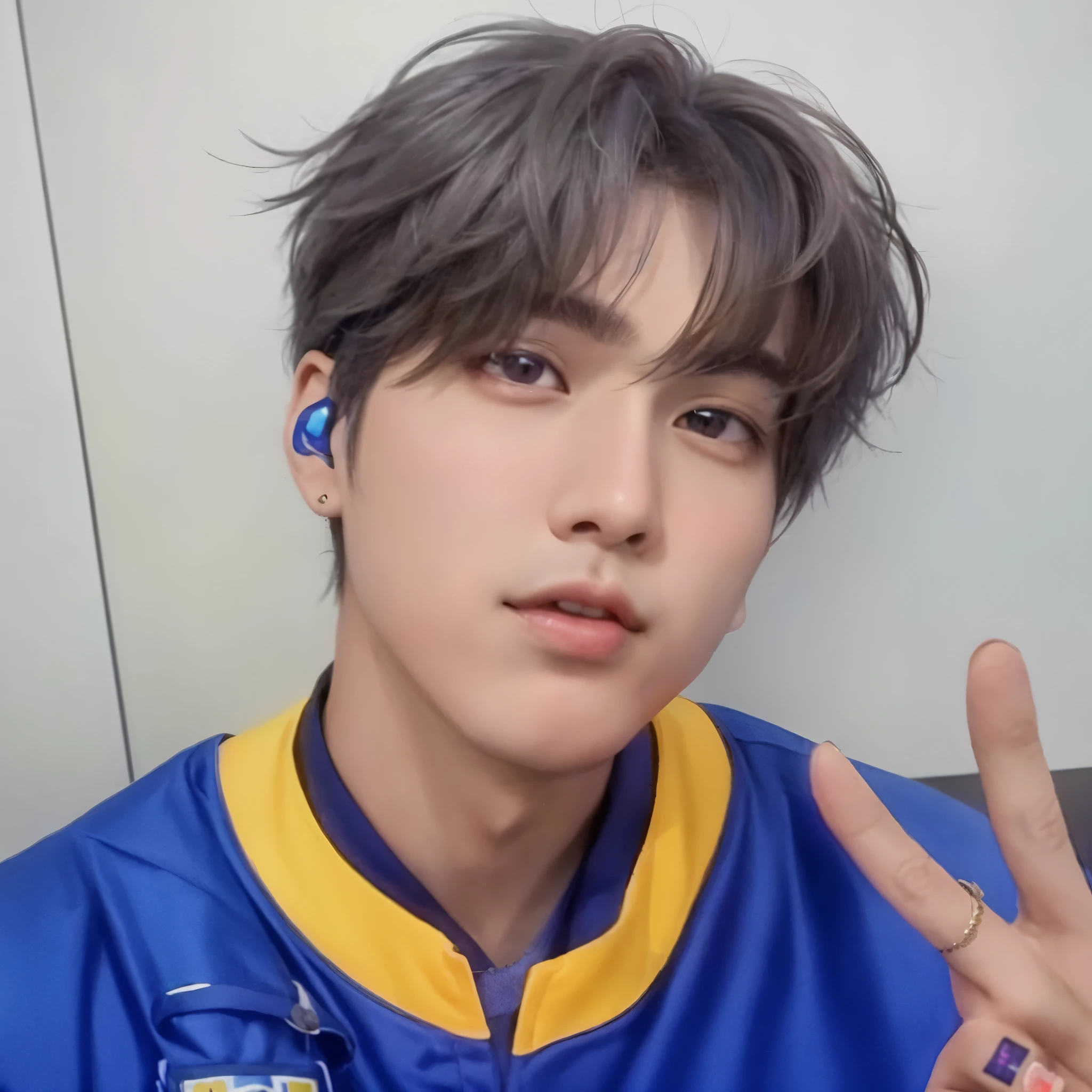 un primer plano de una persona con una chaqueta azul y un par de auriculares, cai xukun, pintar ulzzang, pale korean adorable face, xqc, sakimichan, yanjun chengt, inspirado en Bian Shoumin, 1 7-year-old boy with a thin face, hyung tae, Jung Jaehyun, hombre surcoreano, Jinyoung Shin