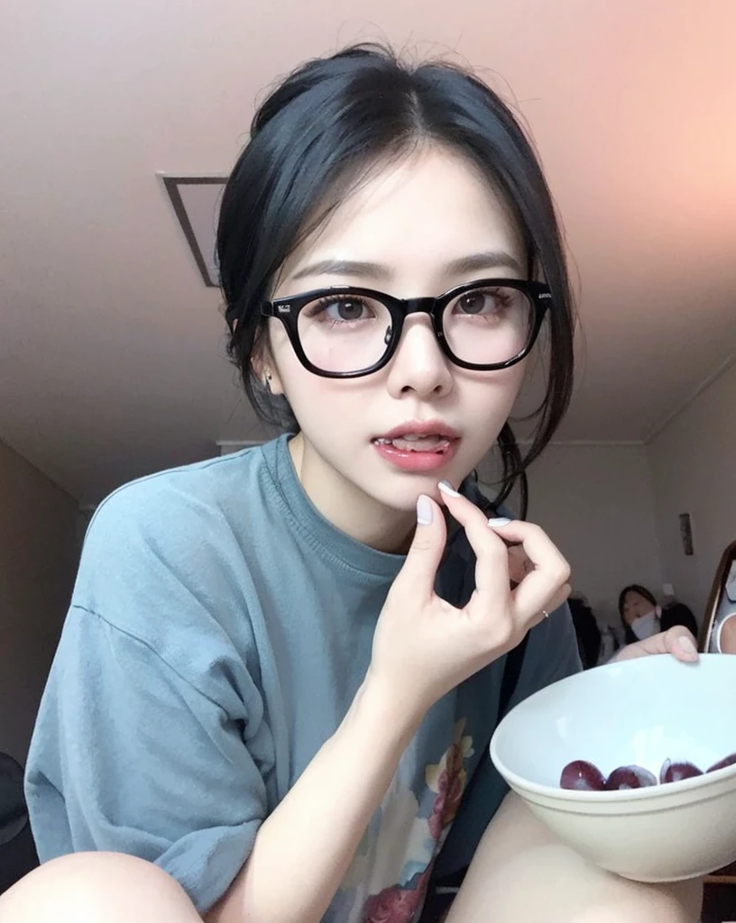 Un primer plano de una mujer con el pelo recogido y sin lentes, que no tiene lentes, 4k, Ulzzang, de pelo muy brilloso y detallado, hermosa mujer surcoreana, hermosa joven coreana, Lalisa Manobal, lovely korean pale face, Korean girl, hermosa joven coreana, mujer joven, Lalisa Manobal, lovely and pale korean face, con el pelo color rojo vino y las cejas negras, chica coreana, hermosa joven coreana, encantadora cara joven coreana, maquillaje popular surcoreano, con cara redonda, Jinyoung Shin, jaeyeon nam, maquillaje popular coreano 