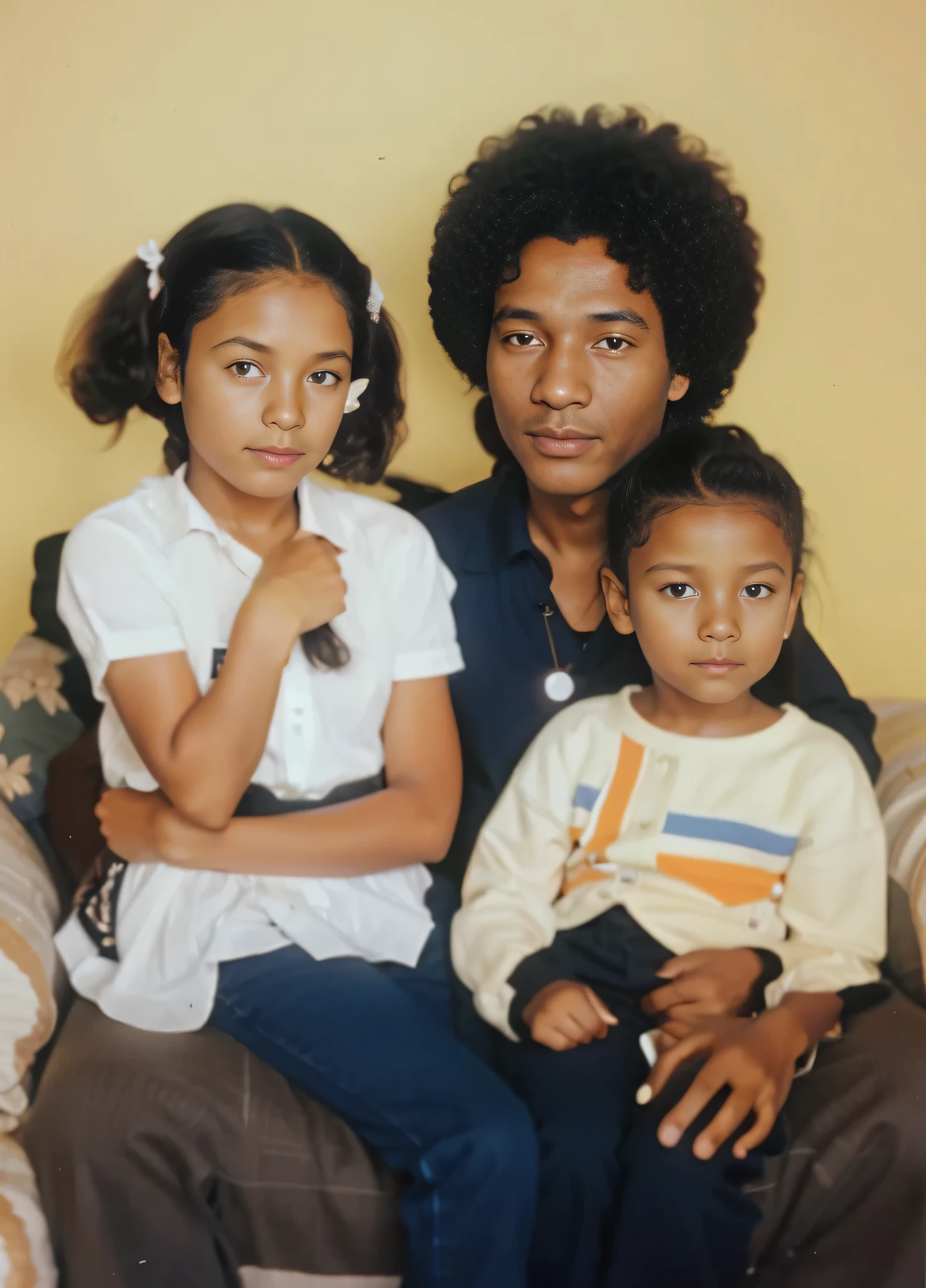 there is a man and two black children, etnia afro descendientes, negros, sitting on a sofa, momma and papa, Location unknown, Ron Cobb, taken in the early 2020s, viejo cuadro, about 3 to 5 years, foto de perfiltura, foto de perfil, amigo de la infancia, taken in the 1970s, Reconfortante y familiar, fue el mejor de los tiempos