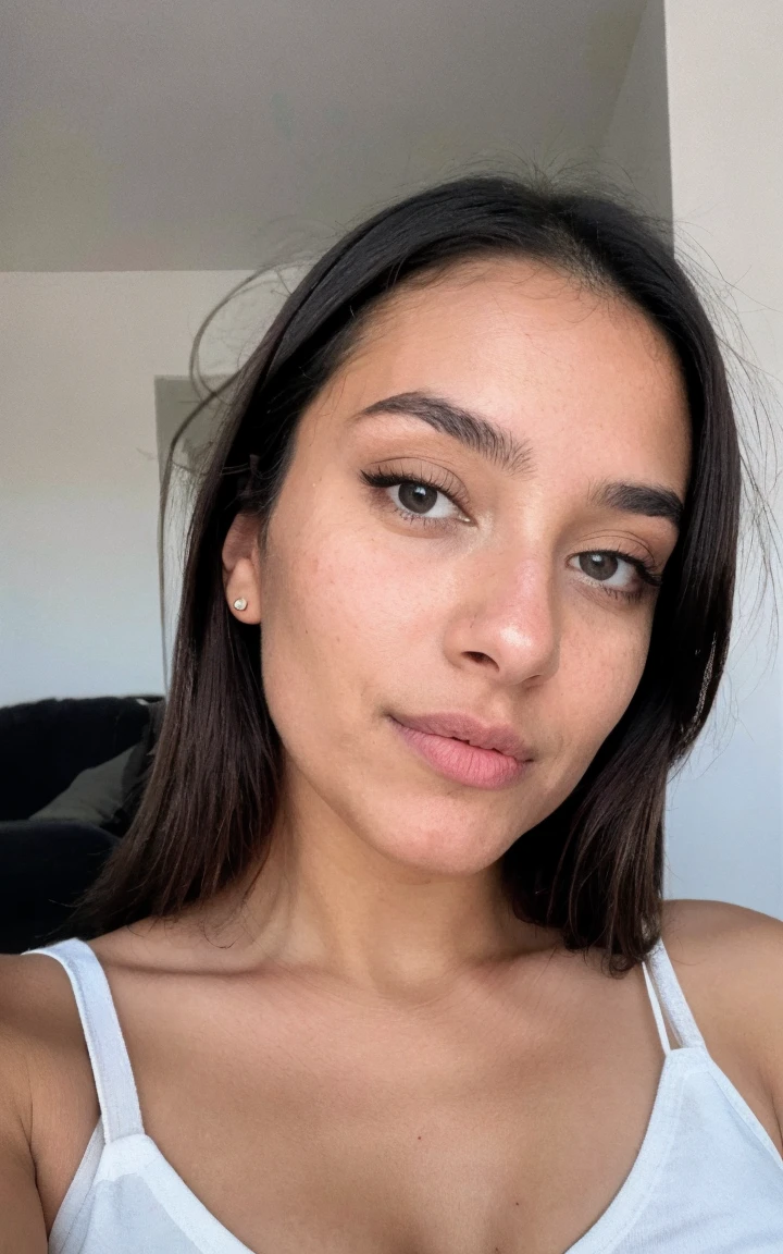 photoréaliste, Netteté, Photo brute, Photo amateur, Beau 29 et.o Fille Latina-Espagnole, Prendre un selfie, pas de culotte, Pull surdimensionné, detailed skin Pores & Texture du visage, Pores, (Goosebumbs:0.7), Pose dynamique, Regarder la visionneuse, Mise au point du visage, Prise avec une caméra mobile, grain de film, photo de face, photo d’identité