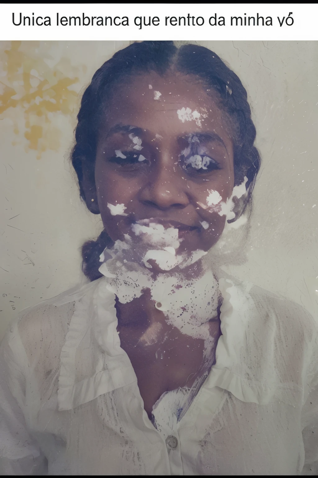Foto de uma mulher negra de 70 anos, hair tied back, white shirt with buttons open at the chest, fundo parede brano