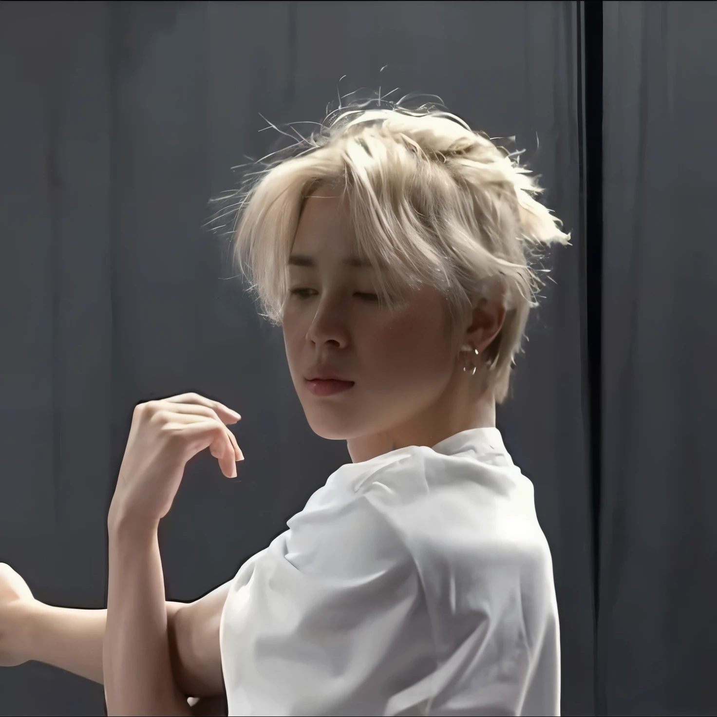 Obra de arte,ultra high quality cg.
Park jimin,28 anos, cabelos ruivos, se alongando,
Com uma blusa branca, com brincos de pratas, sua pele branca, rosto serio.