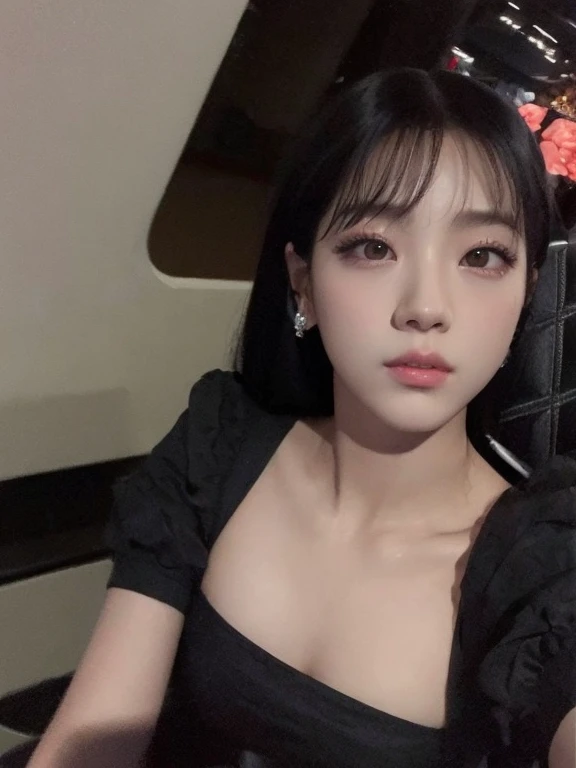 Kim jisoo de blackpink, selfie casual, vestido negro con cabello ondulado 