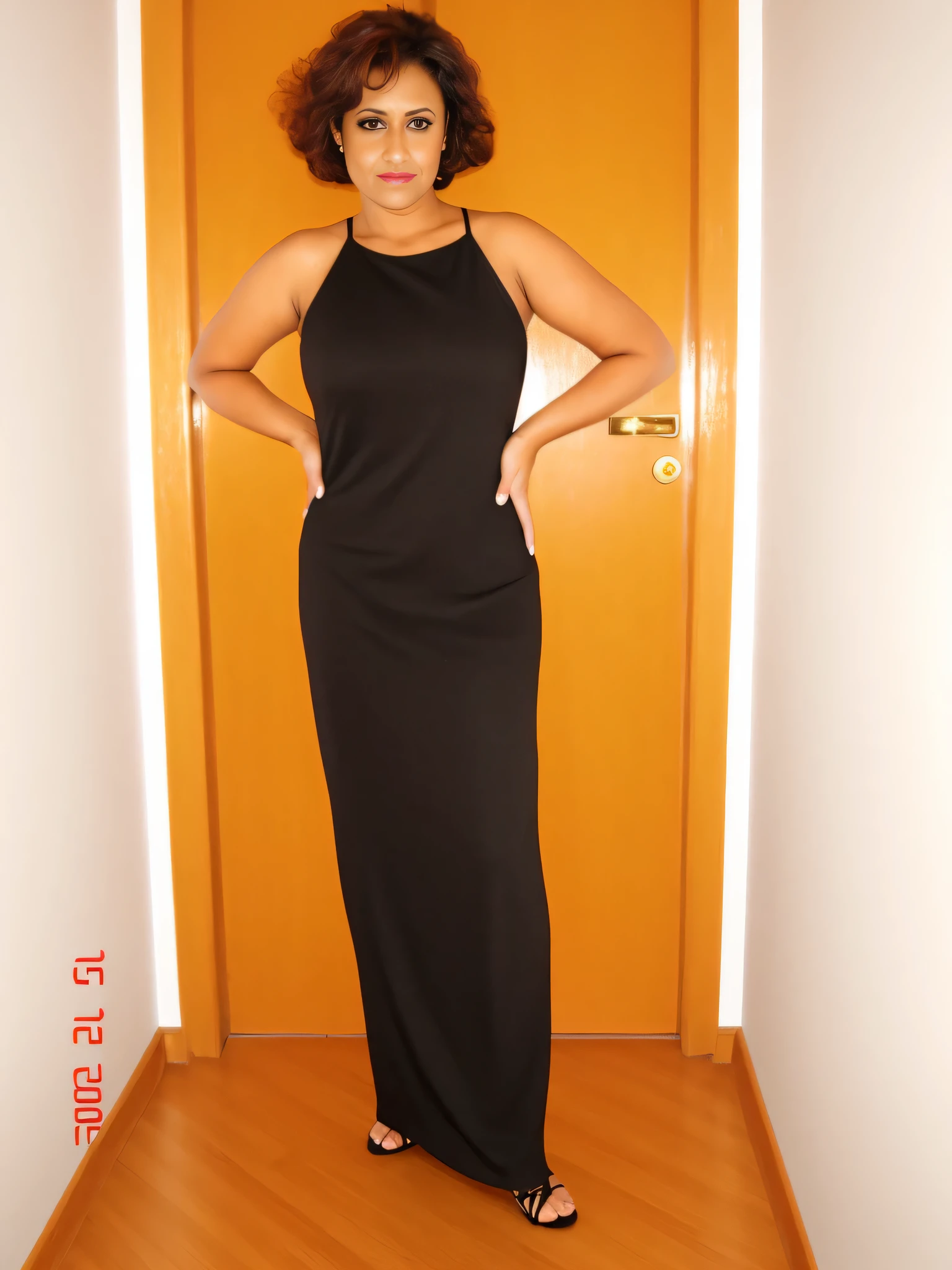 Uma mulher com pele branca bronzeada e cabelos escuros. mulher em um vestido preto, Standing in a door, usando um vestido longo, vestido de noite preto magro, dark black vestido longo, usando um vestido formal, vestido preto : : Symmetrical face, complete view, usando vestido preto, vestindo um vestido de noite, corpo todo length shot, vestido longo, corpo todo!, com cintura fina, 8k