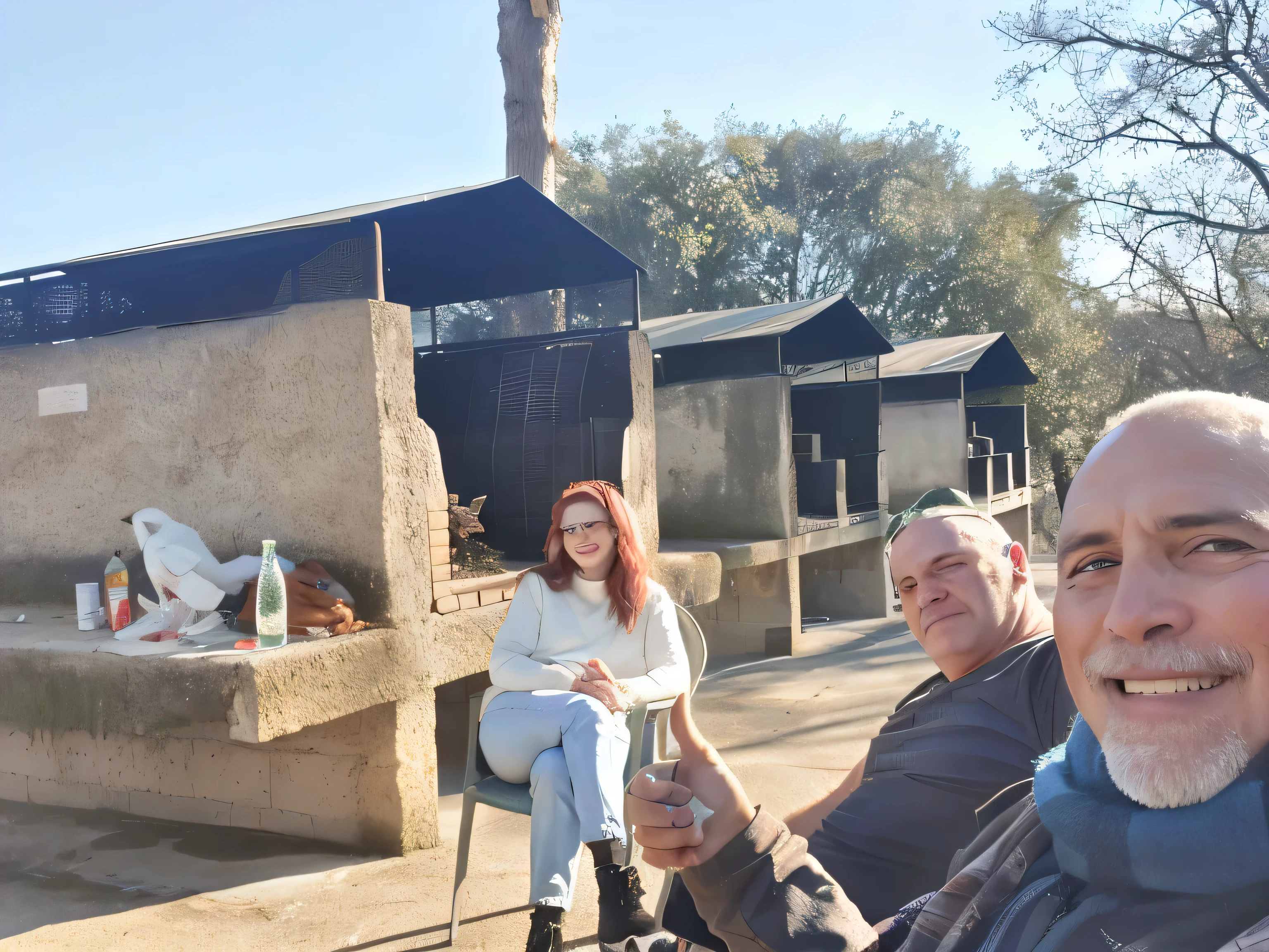 Hay tres personas sentadas afuera de un edificio con chimenea., con unas salchichas al fuego, having a great time, with big birds, mirando orgulloso, Having a good time, Divertirse bajo el sol, good lighting in the afternoon, real picture taken in zoo, Lugar de encuentro por la tarde, Entre bastidores, taken in the early 2020s