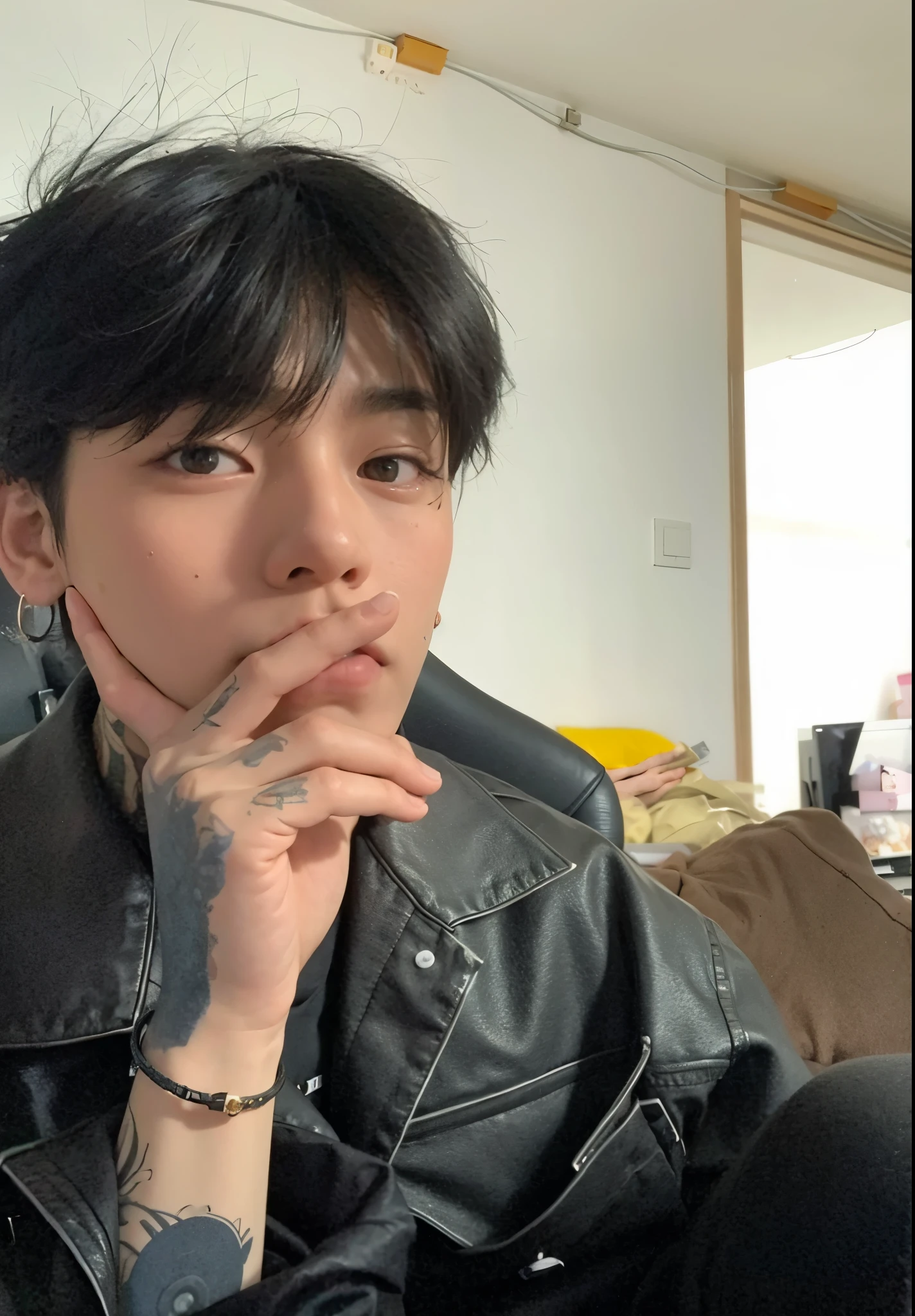 There's a man sitting on a couch with his hand on his chin, Jungkook, cai xukun, 1 de 7 anos, rosto magro, Jinyoung Shin, hyung tae, pintar ulzzang, Kim Doyoung, inspirado em Kun Can, ele tem cerca de 20 anos, ele tem cerca de 2 0 anos, taejune kim