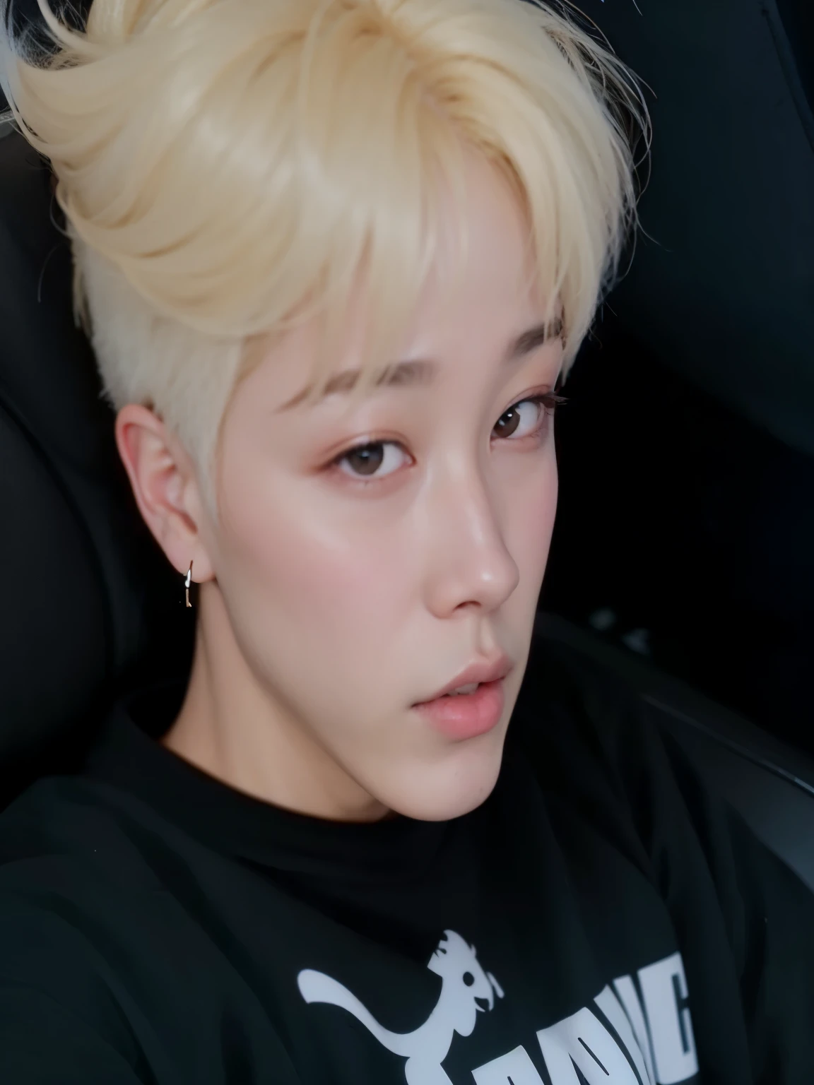 um close de uma pessoa com um penteado e uma camisa preta, Jimin\the full lips, accurate Jimin face, Jimin\the right eyelid is swollen, park Jimin, Jimin\o nariz grego, Jimin, cai xukun, Kim Doyoung, Yoongi de cabelo preto, loiro com olhos amarelos, adorable and pale korean face, hyung tae