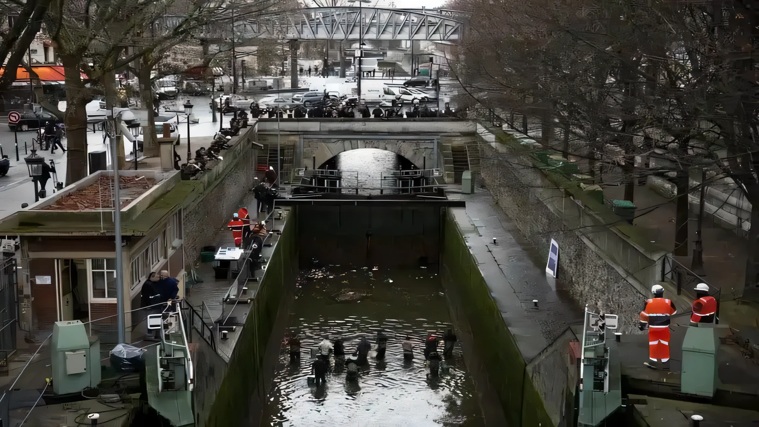 Please change the filled area to the river surface.,
