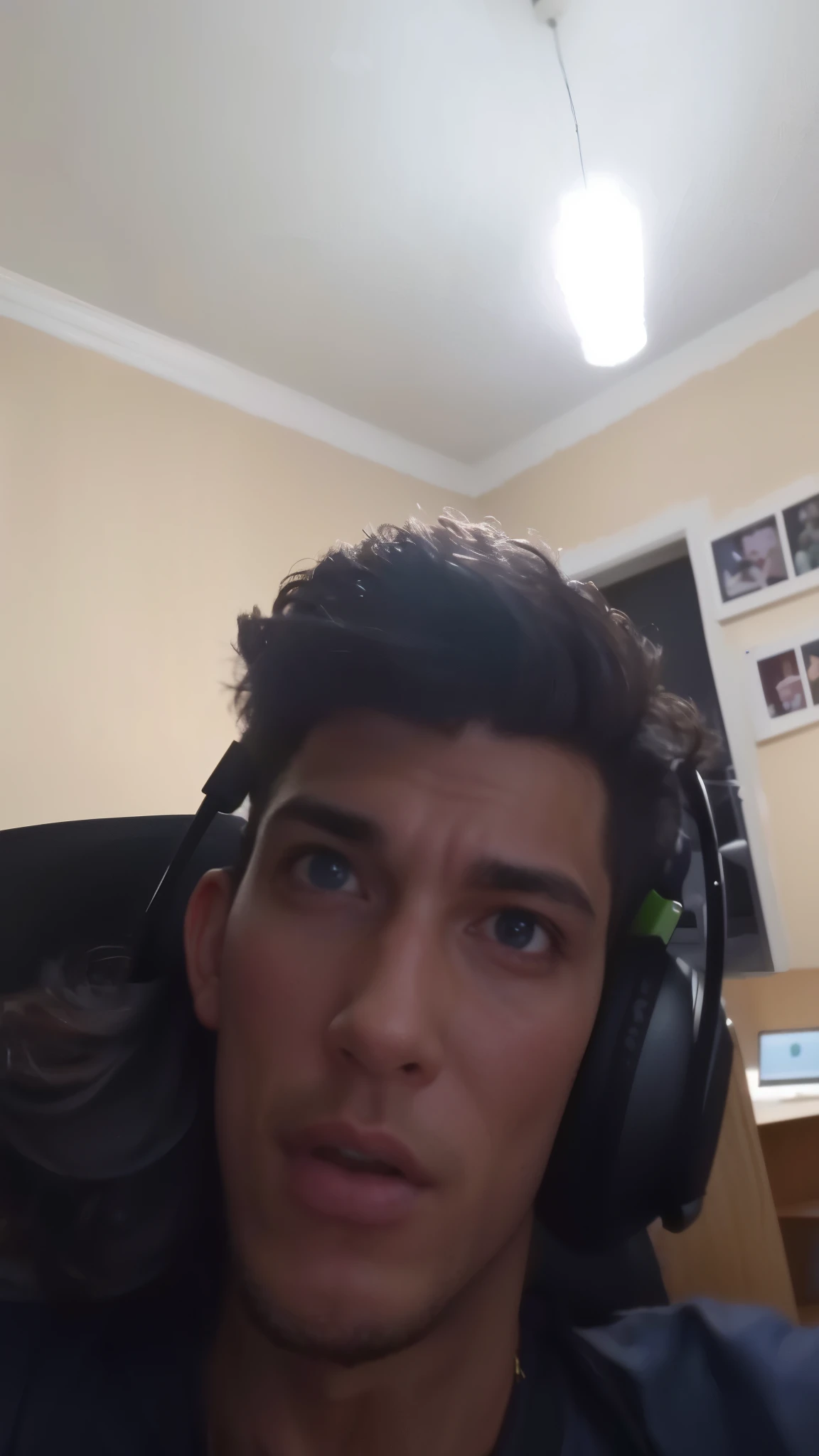 homem usando fones de ouvido e uma camisa azul sentado em uma cadeira, low quality video, jerma985 em fortnite, filmagem de baixa qualidade, curls on top of the head, twitch streamer, very high quality face, parece Jerma985, neck beard, twitch streamer / jogador ludwig, mateus 9 5, cara de louco