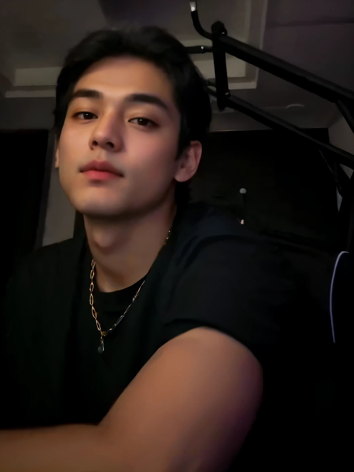 Kim Taehyung  sentado em uma cadeira com um microfone, Taehyung, lindo chad queixo, taetae 26anos, style of taehyung miura!!!!, taehyung bts style, in style of Taehyung kim and he is wearing a black t-shirt, Taehyung bts face ele tem cerca de 25 anos,  cara de bravo e marrento 