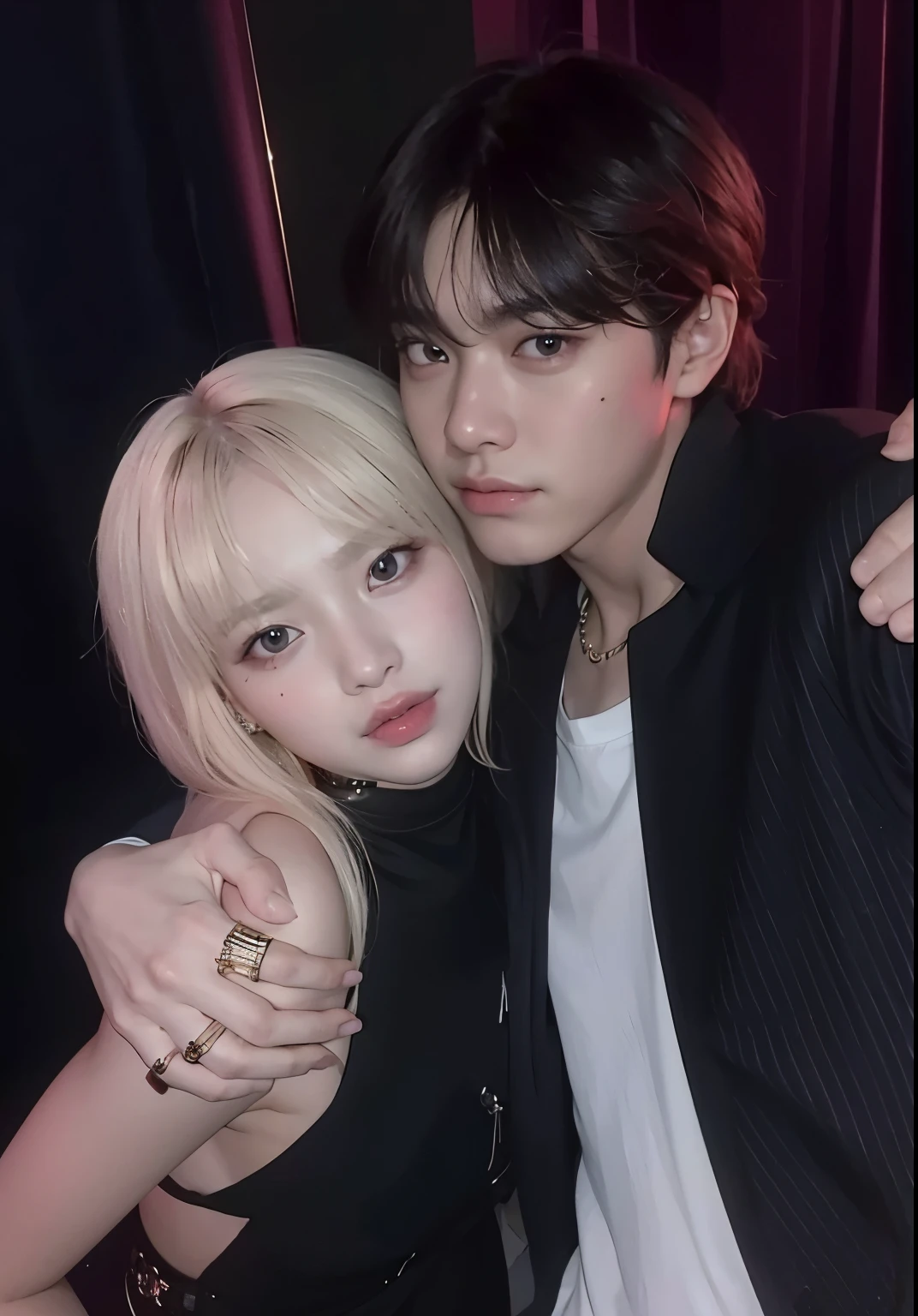 Eles posam juntos para uma foto em uma cabine de fotos, Imagem vazada de Lalisa Manobann, TaeHyung Kim, taken in the early 2000s