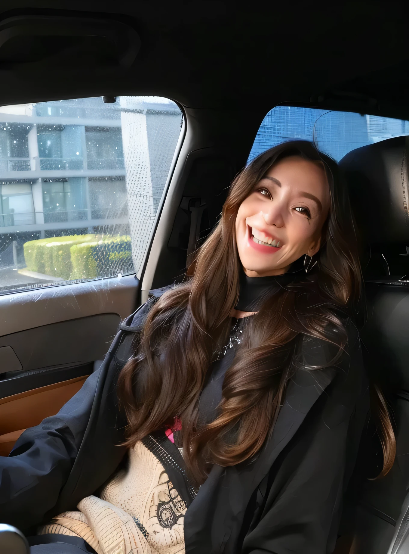 mulher sentada em um carro sorrindo e olhando pela janela, linda e sorridente, She is smiling and excited, She is smiling and happy, She is smiling, long flowing dark brown hair, long flowing brown hair, com um sorriso lindo, com um sorriso sedutor, com cabelo comprido, cabelos longos atraentes, seus cabelos escorrendo para baixo, her hair is long and straight