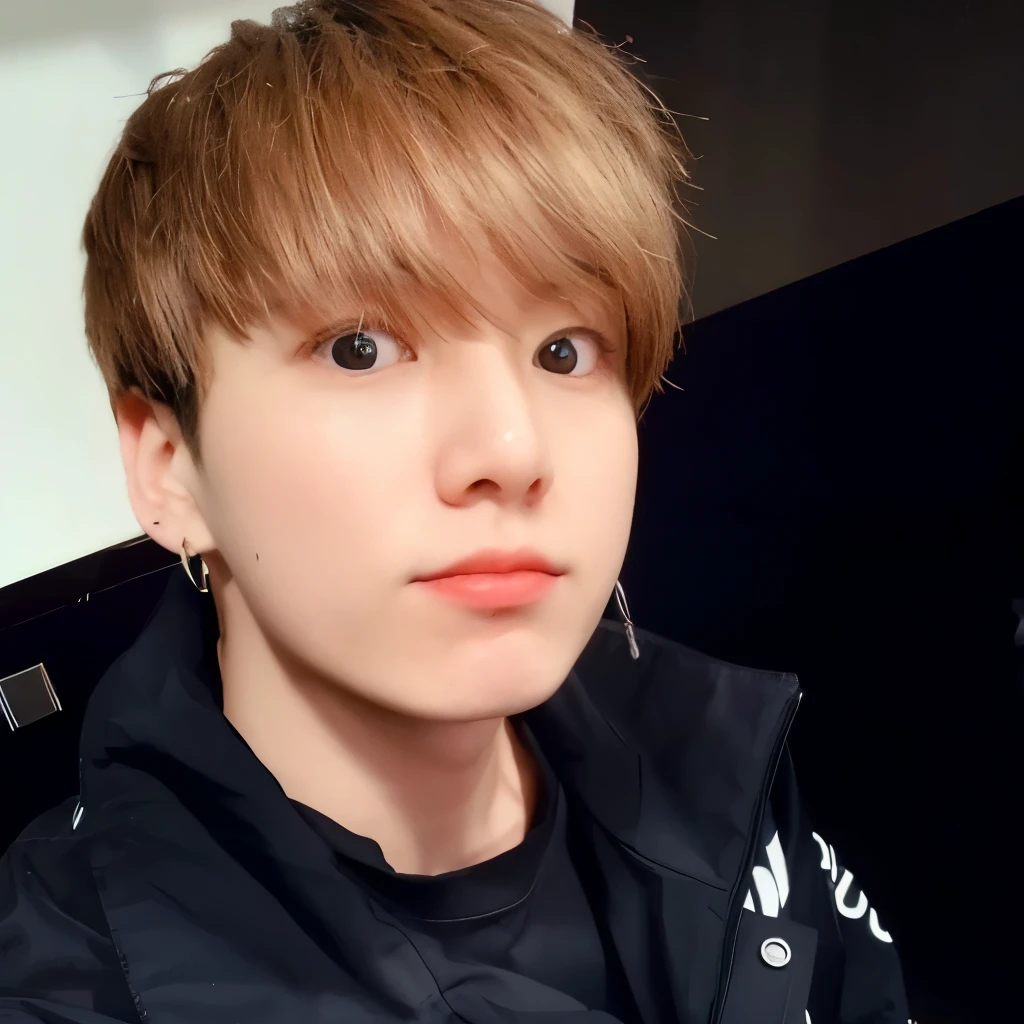 Hay un hombre en una selfie y con una leve sonrisa en los labios........, Jeon Jungkook, Wan adorable cara coreana, 1 7 years - thin-faced , Kim Doyoung, Jimin\swollen right eyelid, ojos realistas, sin imperfecciones, tommy 1 6  old, Todos del grupo BTS, he is about 2 0 years old, he is about 20 years old