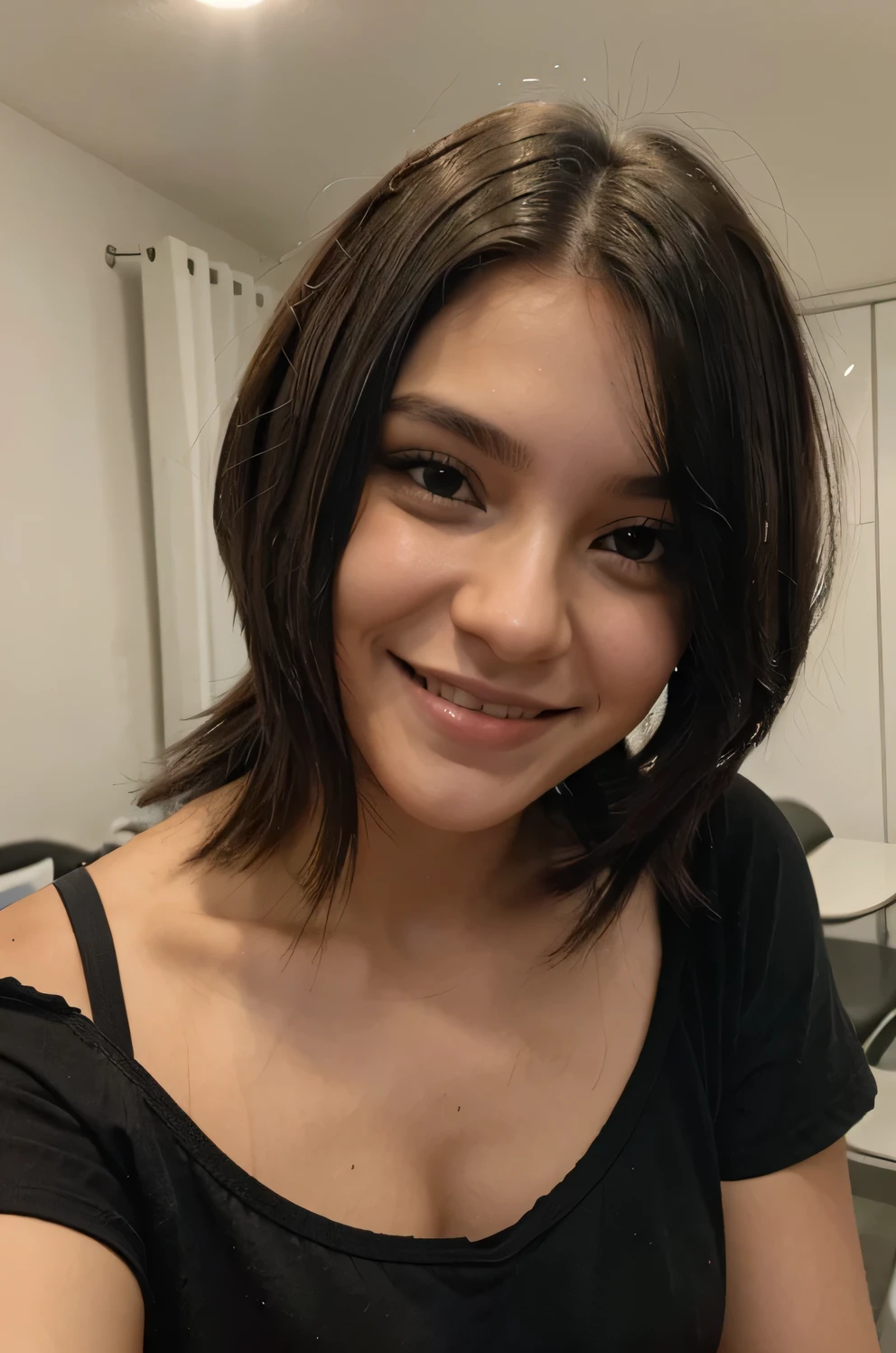 uma jovem de cabelo preto sem seios, com cabelo curto e sorrindo