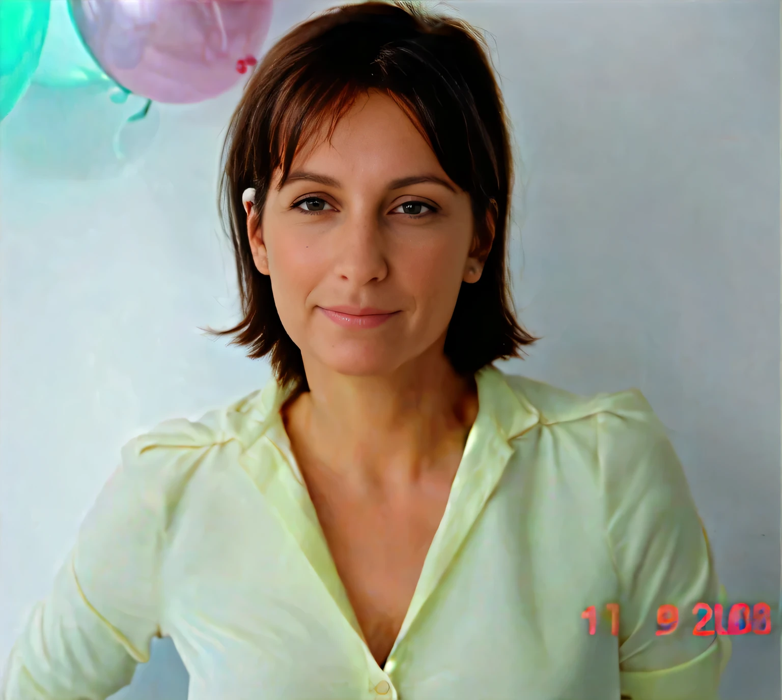 Mulher com pele branca bronzeada e cabelos escuros. ela tem cerca de 35 anos, um fino, mulher bronzeada, standing in front of a wall of balloons. high resolution, alta qualidade, obra de arte, 8k.
