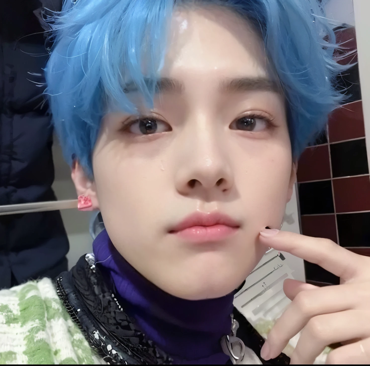 There's a kid with headphones on and a pink sweater, ulzzang, Ulzzang masculino, Wan adorable cara coreana, Cai Xukun, kanliu666, Jinyoung Shin, Ruan lindo vtuber, Kim Doyoung, Chiho, e-chica, E - Chico, Jung Jaehyun, Jaeyeon Nam, Sakimichan