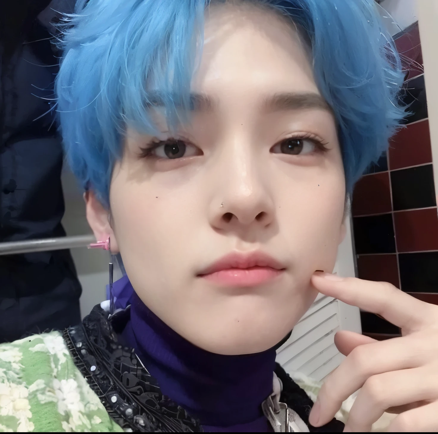 There's a ??? with headphones on and a pink sweater, ulzzang, Ulzzang masculino, Wan adorable cara coreana, Cai Xukun, kanliu666, Jinyoung Shin, Ruan lindo vtuber, Kim Doyoung, Chiho, e-chica, E - Chica, Jung Jaehyun, Jaeyeon Nam, Sakimichan