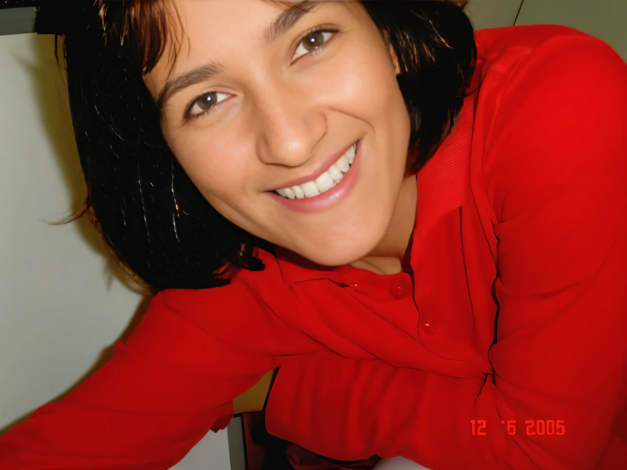 Smiling woman in a red shirt leaning against a counter with a white countertop, foto de perfil. Mulher com pele branca bronzeada e cabelos escuros. ela tem cerca de 35 anos. high resolution, alta qualidade, obra de arte, 8k. Mulher com pele branca bronzeada e cabelos escuros. ela tem cerca de 35 anos. high resolution, alta qualidade, obra de arte, 8k.