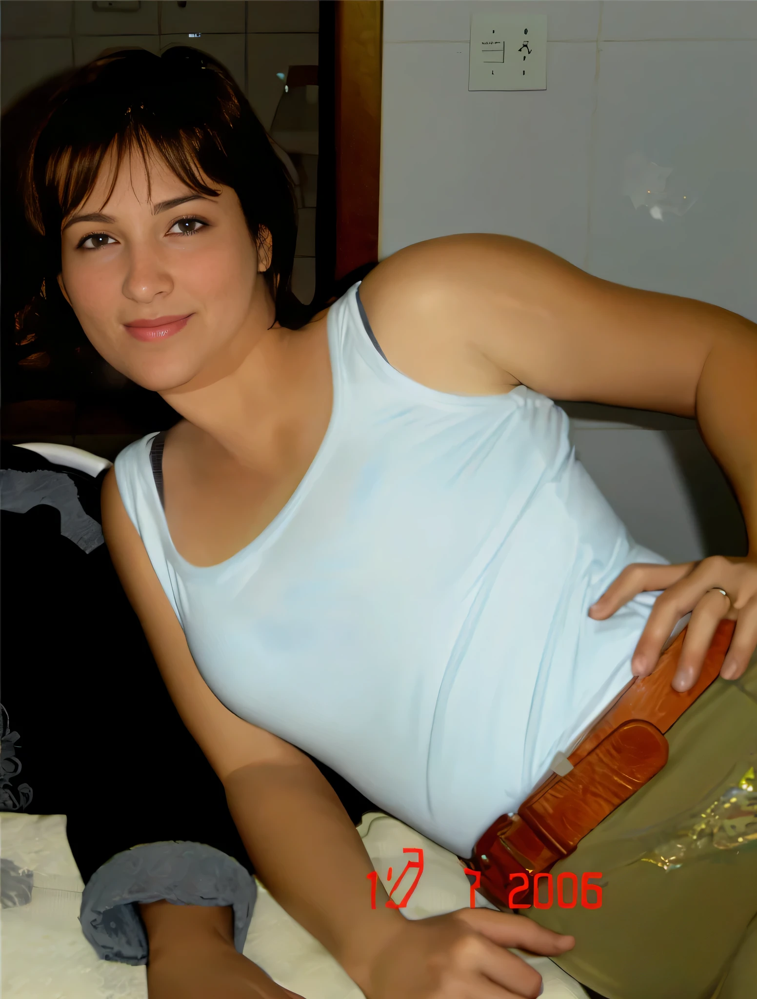 Mulher sorridente com uma camisa verde clara, with a bunch of balloons in the background. Uma mulher com pele branca bronzeada e cabelos escuros. ela tem cerca de 35 anos. Your slightly plump lips are like a delicate flower, seus olhos castanhos escuros, grande e charmoso, parecem conter um mundo de maravilhas. Corpo fino. cintura fina. Your body exudes glamor and your face is the definition of beauty. Altamente realista, Lindo, soft lips, batom cor de rosa, sorriso, feeling of lightness and joy, hiperrealismo, pele muito elaborada, olhar direto. foto de corpo inteiro, Limpar foto, alta qualidade, high resolution, obra de arte, 8k