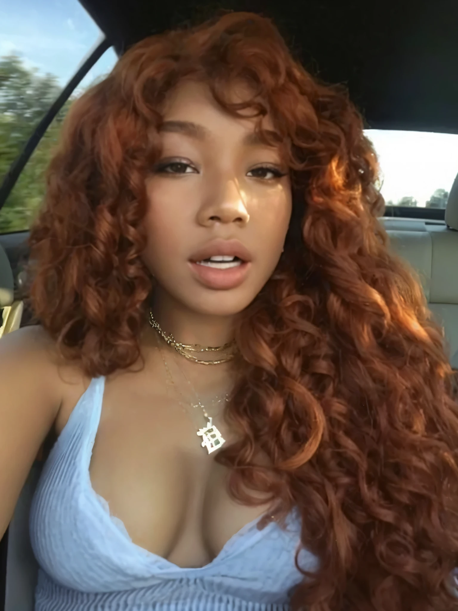 um close up de uma mulher com longos cabelos ruivos em um carro, cabelo cacheado cor de cobre, SZA, cabelo ondulado ruivo, with cabelos ruivos encaracolados, ela tem cabelo longo redoranjado, pele laranja e cabelos longos e ardentes, cabelo ruivo cacheado, cabelo ruivo selvagem, cabelos dourados avermelhados, cabelos ruivos encaracolados, deep cabelos dourados avermelhados, longos cabelos vermelhos cachos, cabelo laranja longo e ondulado