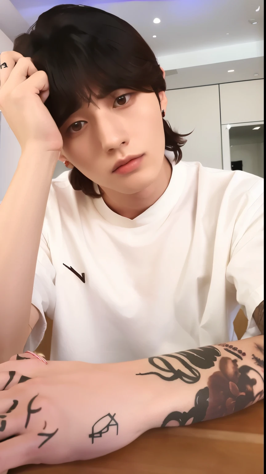 hay un hombre con tatuajes en el brazo sentado en una mesa, cai xukun, jungkook, Jinyoung Shin, pintar ulzzang, Jinyoung Shin aesthetic, pale korean adorable face, inspirado en Bian Shoumin, inspirado en Kun Can, handsome japanese demon boy, ulzzang, Metaverso medio, kanliu666