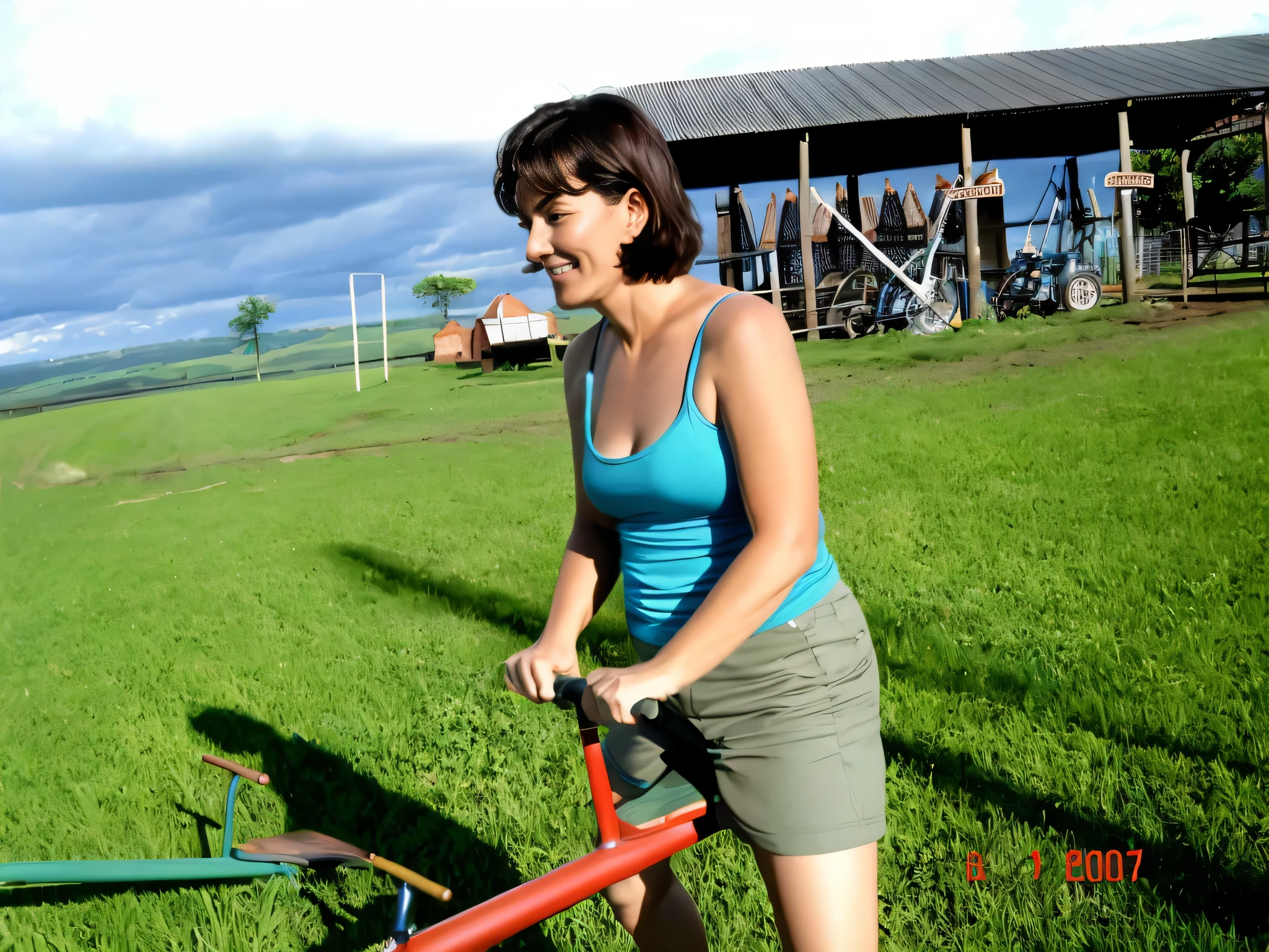 mulher de camiseta azul andando de bicicleta vermelha em um campo, malhando no campo, em uma fazenda, jardinagem. Mulher com pele branca bronzeada e cabelos escuros. ela tem cerca de 35 anos. high resolution, alta qualidade, obra de arte, 8k.