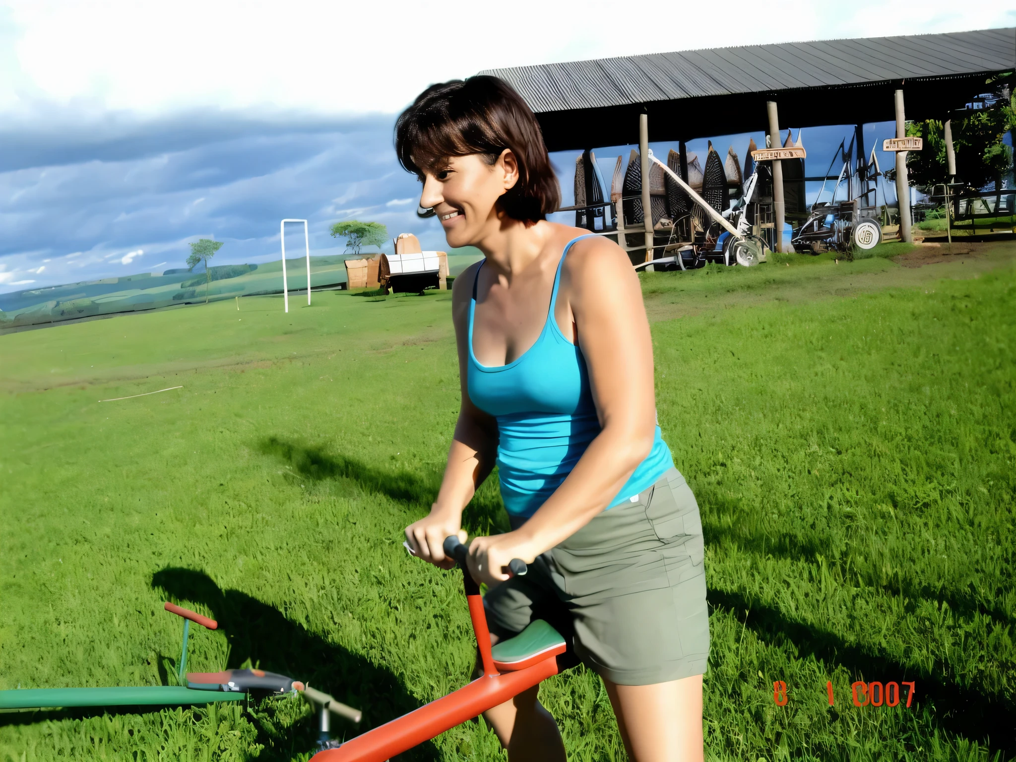 mulher de camiseta azul andando de bicicleta vermelha em um campo, malhando no campo, em uma fazenda, jardinagem. Mulher com pele branca bronzeada e cabelos escuros. ela tem cerca de 35 anos. high resolution, alta qualidade, obra de arte, 8k.