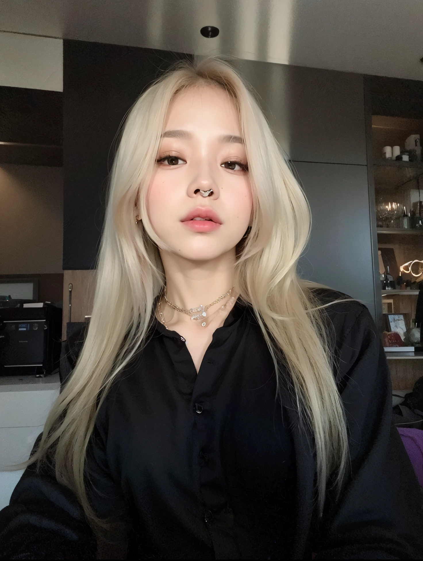 Mulher loira com piercings e uma camisa preta posando para uma foto, cabelo loiro extremamente claro, cabelo loiro muito claro, longos cabelos brancos e franja, cruel korean goth girl, Lalisa Manobal, com cabelos longos brancos, com longos cabelos brancos, Retrato de Jossi do Blackpink, Sun Yunjoo, com longos cabelos loiros, pale porcelain white skin