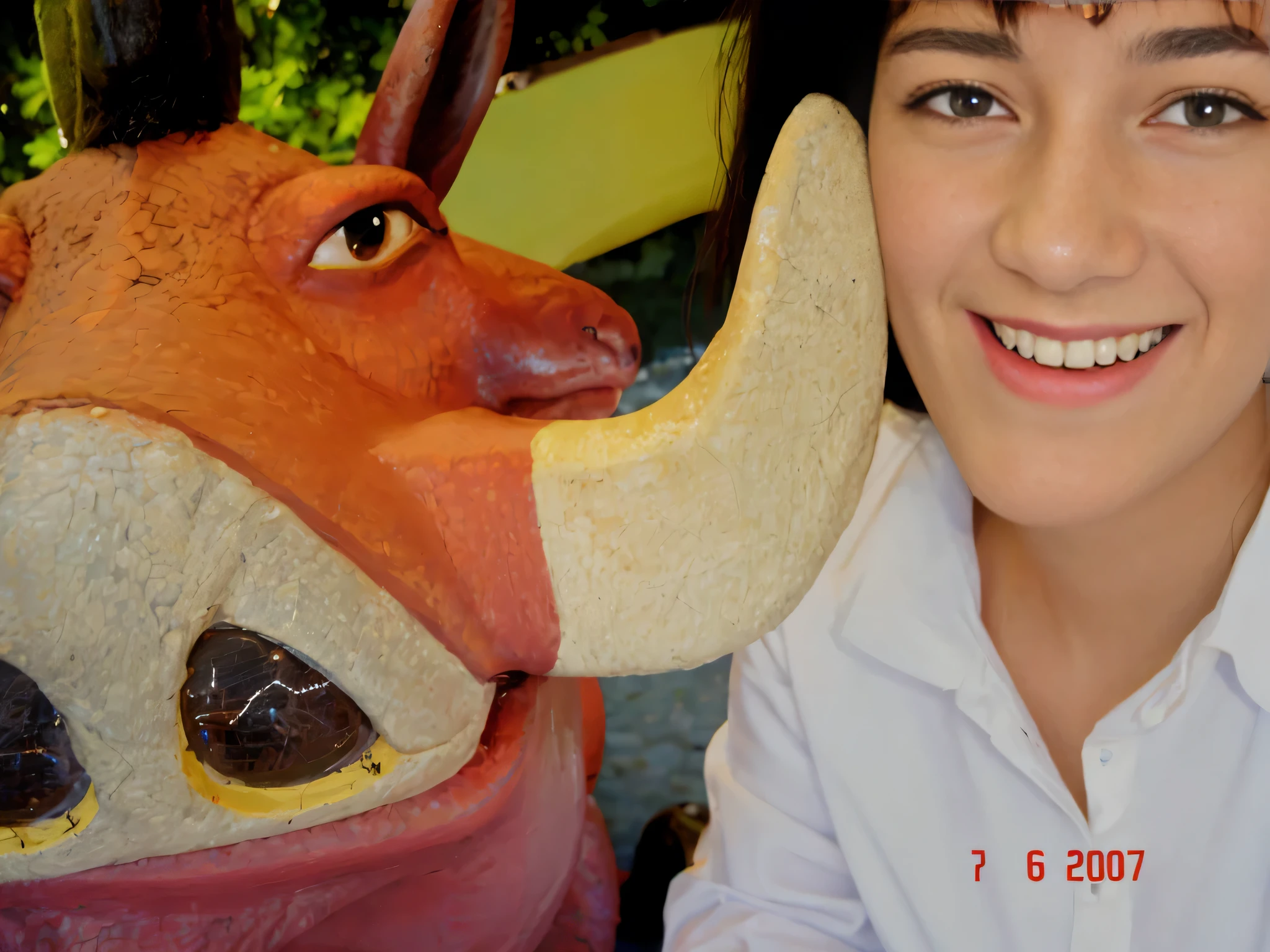 smiling woman with a fake animal head and a fake cow, with robot dragon head, maia, dragon in the background, with magical creatures, Bem, Tiro na Nikon D 3 2 0 0, foto de retrato, nariz aquilino grande!!, como um personagem de argila, foto tirada, Foto aproximada, com chifres, Foto POV, head and shoulder shot, Photographic Marketing