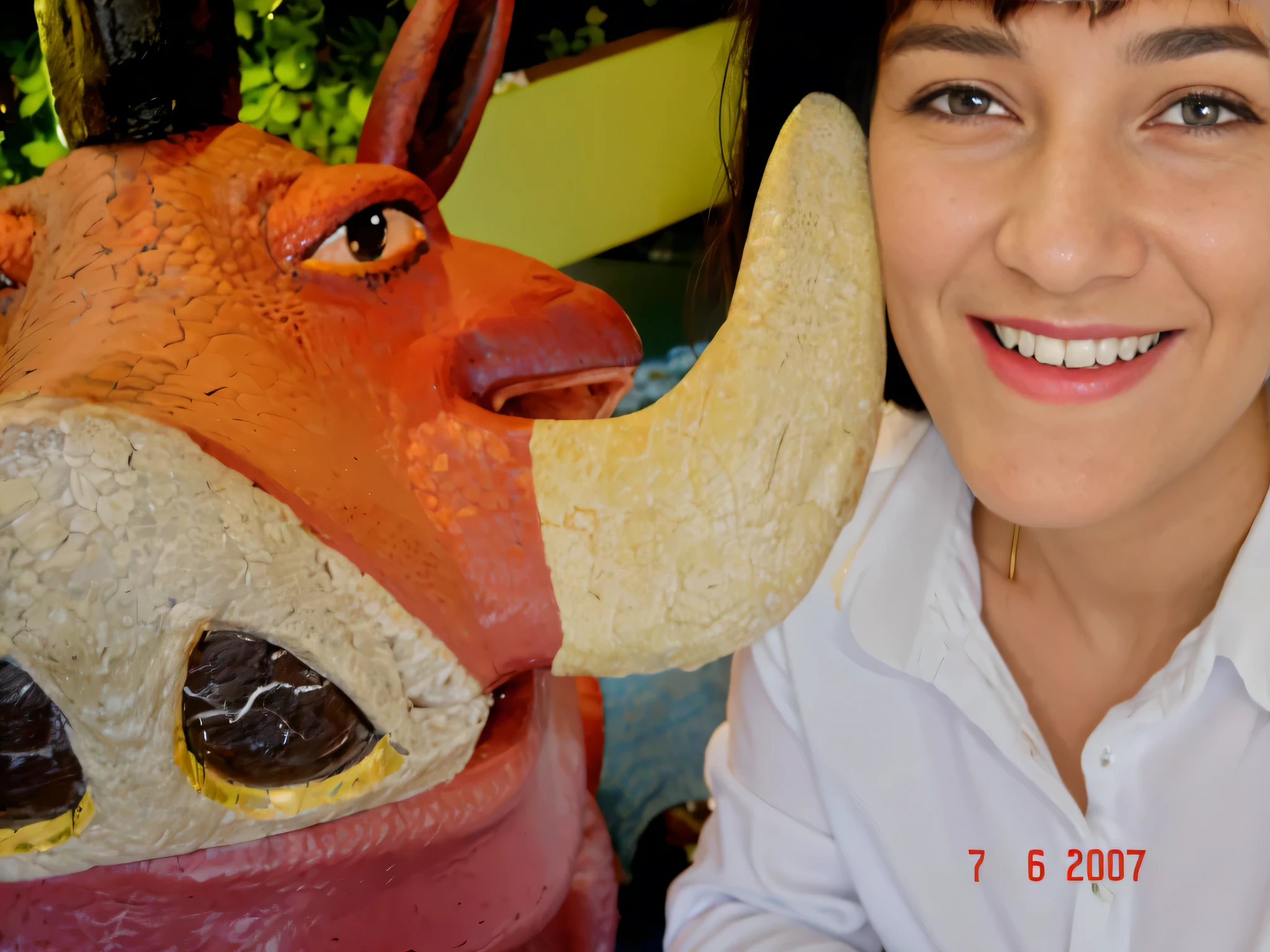 mulher sorridente, Mulher de 35 anos, near a fake animal head and a fake cow, with robot dragon head, maia, dragon in the background, with magical creatures, foto de retrato, animal de nariz aquilino grande!!, como um personagem de argila, foto tirada, Foto aproximada.