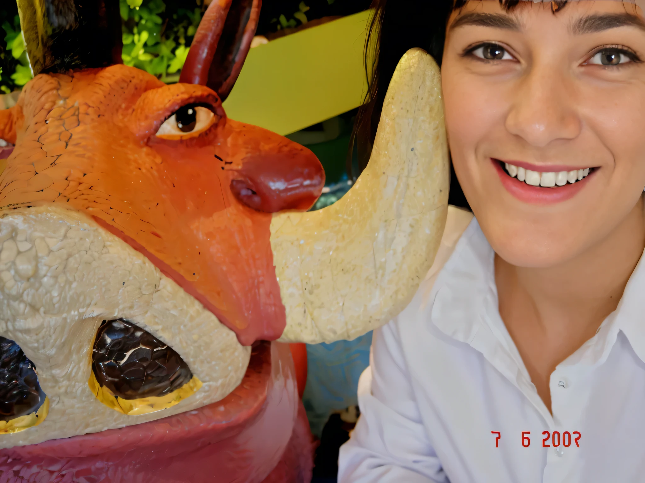 mulher sorridente, Mulher de 35 anos, near a fake animal head and a fake cow, with robot dragon head, maia, dragon in the background, with magical creatures, foto de retrato, animal de nariz aquilino grande!!, como um personagem de argila, foto tirada, Foto aproximada.