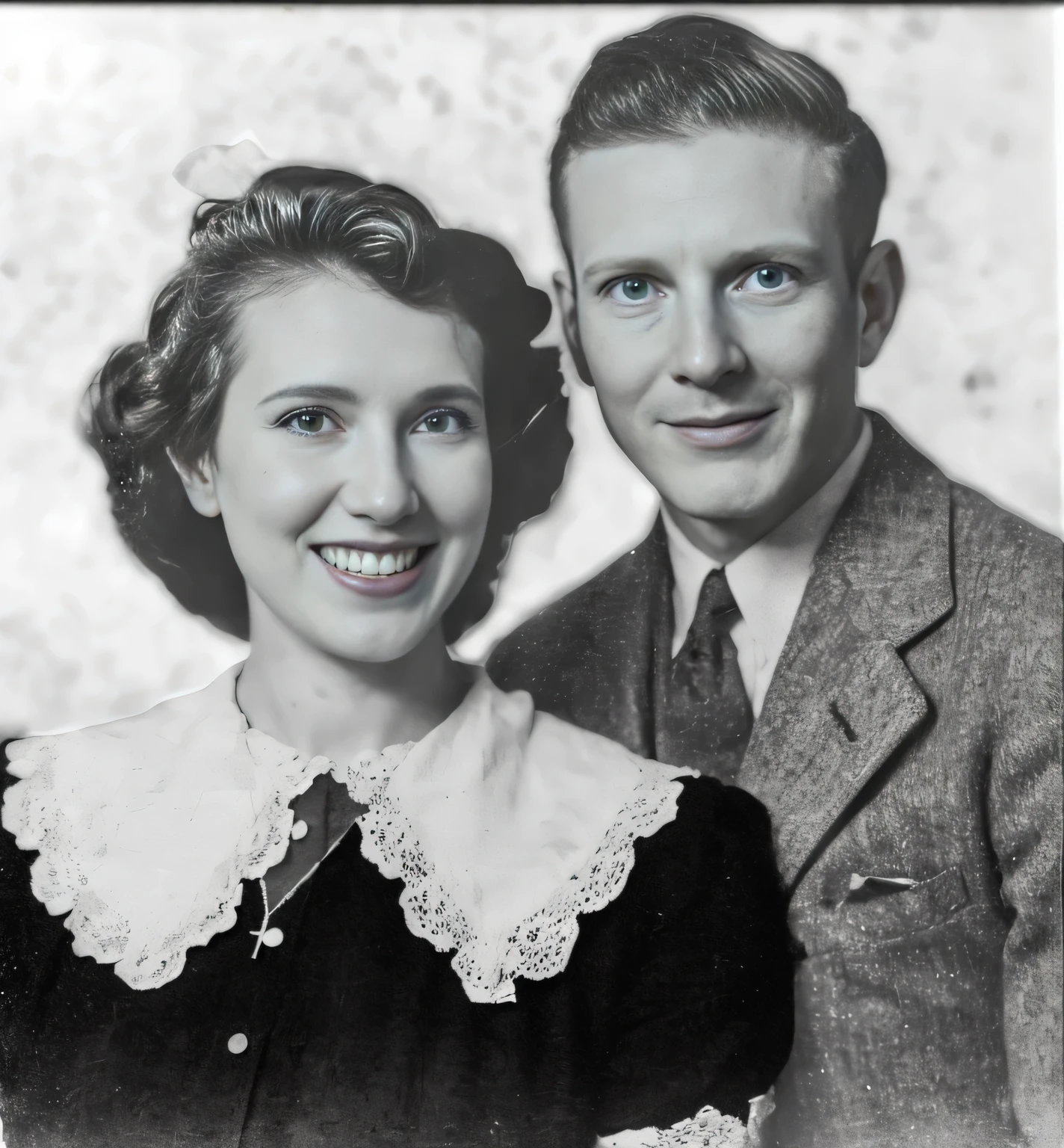 Foto en blanco y negro de un hombre y una mujer, retratos de parejas, retratos de pareja, foto restaurada, retrato de dos personas, retrato clasico, retrato, una vieja foto en blanco y negro, foto retractada, imagen retrato, Location unknown, historic retrato, color studio retrato, Foto temprana en blanco y negro., Una foto coloreada, Damaged photo, foto de 1940