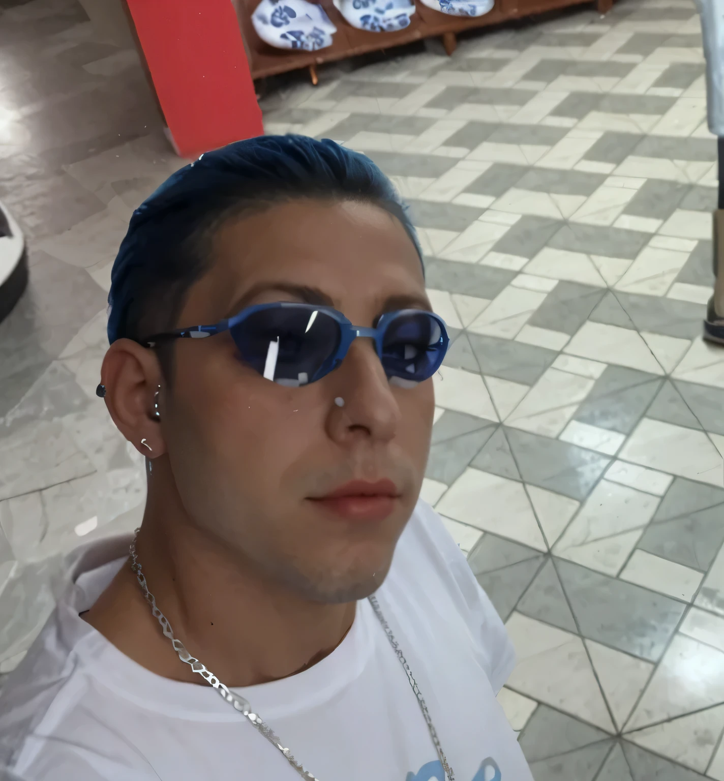 cabelo azul oculos escuros corrente de prata e brincos na orelha