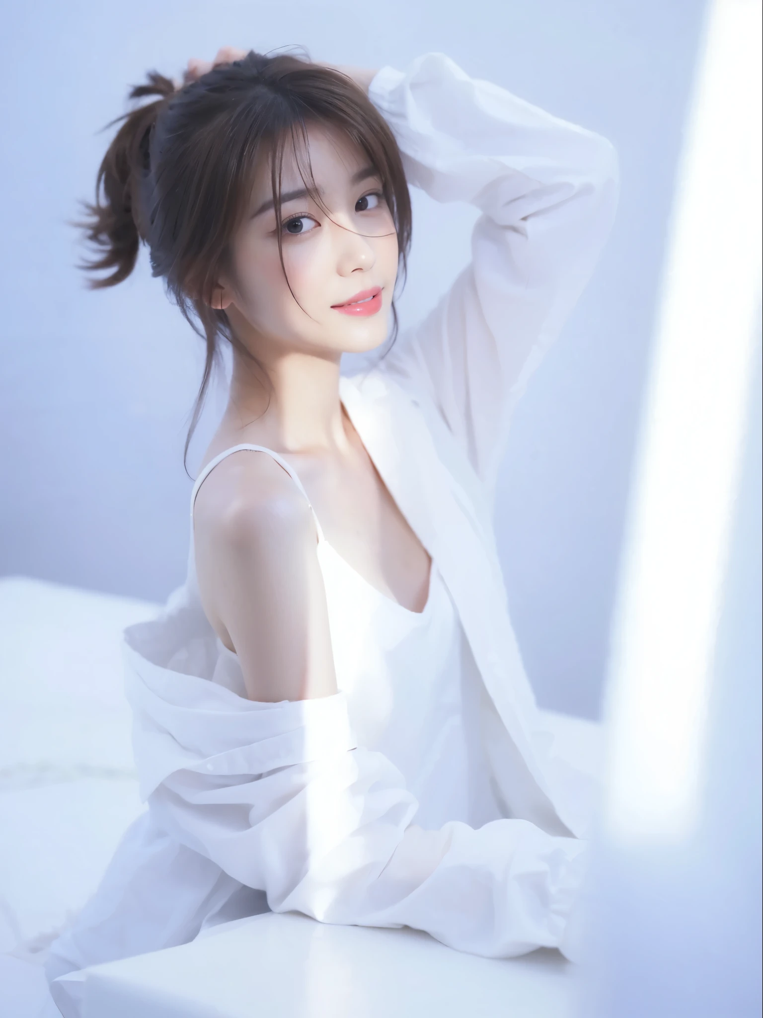 ((Masterpiece, Top image quality, high resolution、alone、shiny skin))(on the table, best quality, actual, super detailed, meticulous, high resolution, 8k wallpaper), Close-up portrait of a beautiful woman, Chariada, smiling, light brown messy hair, Perfect dynamic composition, 美丽meticulous的眼睛, Just like the cover of a fashion magazine, on campus