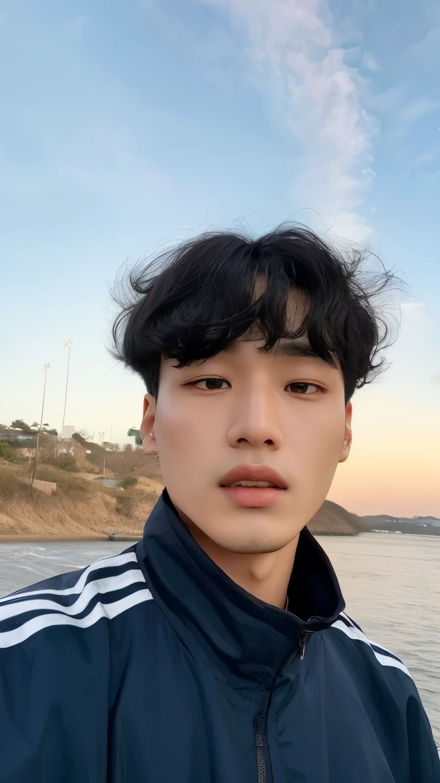 homem arafiado com uma jaqueta preta e uma listra branca na jaqueta, homem sul-coreano, ele tem cabelo castanho curto e encaracolado, Hong junho hyung, taejune kim, Yanjun Chengt, Jimin\the right eyelid is swollen, hyung tae, Kim Doyoung, profile picture with headshot, Yoongi de cabelo preto, Joongwon Carlos Jeong, taehyung kim