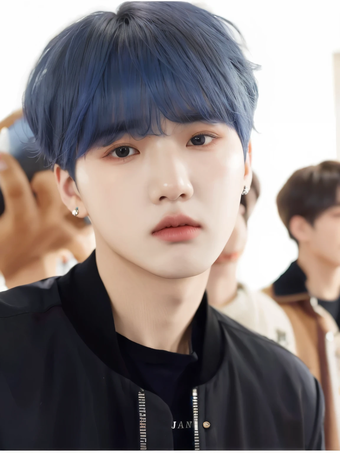 un primer plano de una persona con cabello azul y una chaqueta negra, yoongi de pelo negro, Jimin\his right eyelid is swollen, bts, key still, hyung tae, kpop idol portrait, Jimin, inspirado en jeonseok lee, park Jimin, jungkook, TaeJune Kim, Jimin\los labios carnosos, el tiene pelos gris oscuro, mirada inocente, Min Yoongi de BTS, SUGA de BTS, AGUST D 