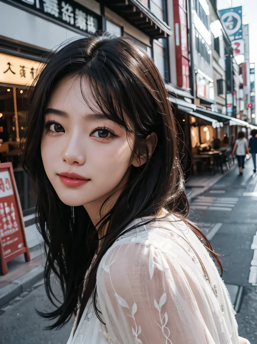 high quality、High resolution、Super detailed、masterpiece、sharp focus、realistic、写真のようにrealistic、RAW photo、3/5 shots、cinematic lighting、Fine skin texture、detailed fabric texture、beautiful expression、intricate details、1 female、20-year-old、loose black hair、dark brown eyes、hair is dirty、A simply dressed、Scenery of the Japan cityscape、smile、look at the audience