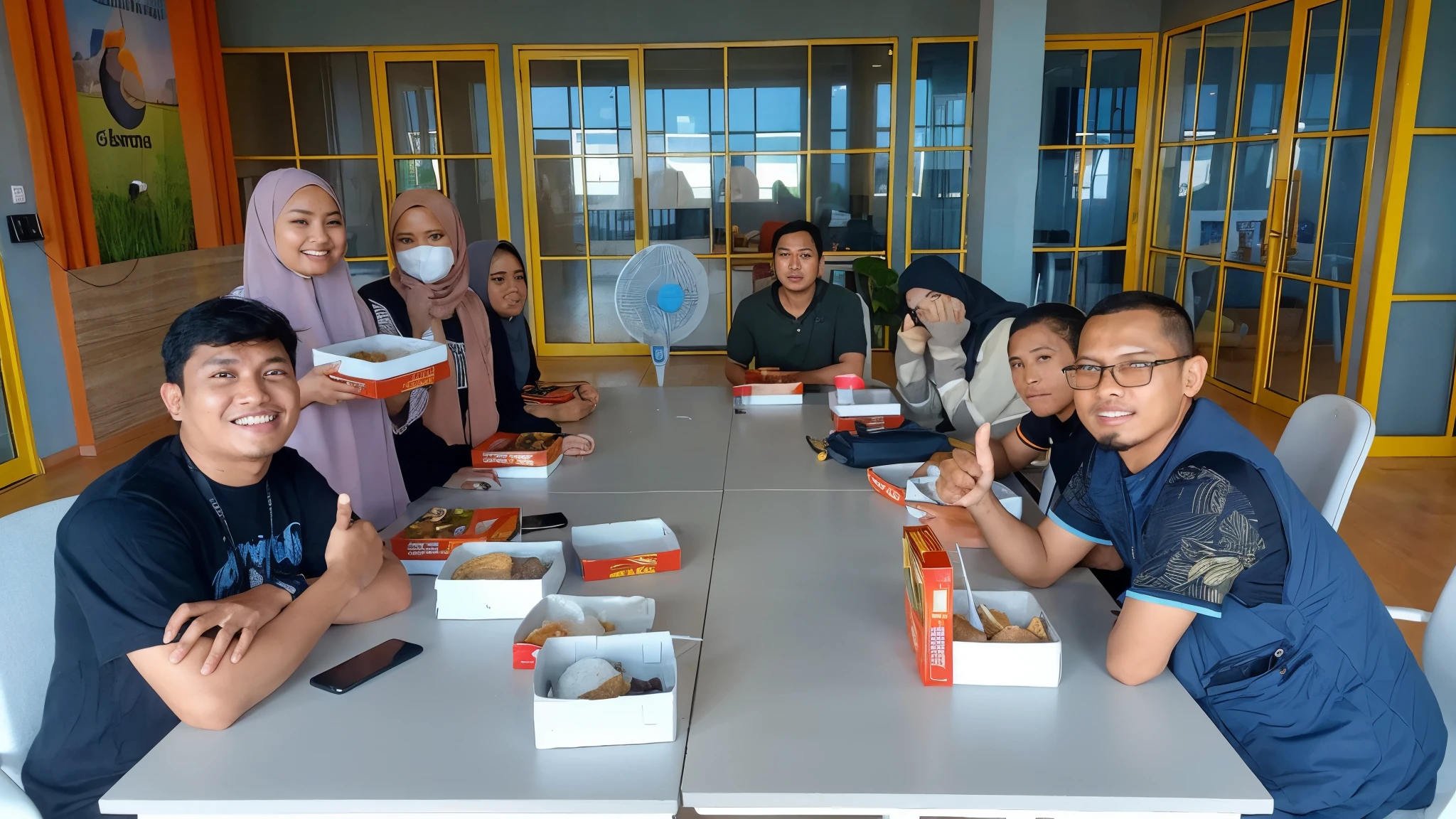 8 orang makan bersama di meja makan, terdiri dari 4 laki laki & empat perempuan