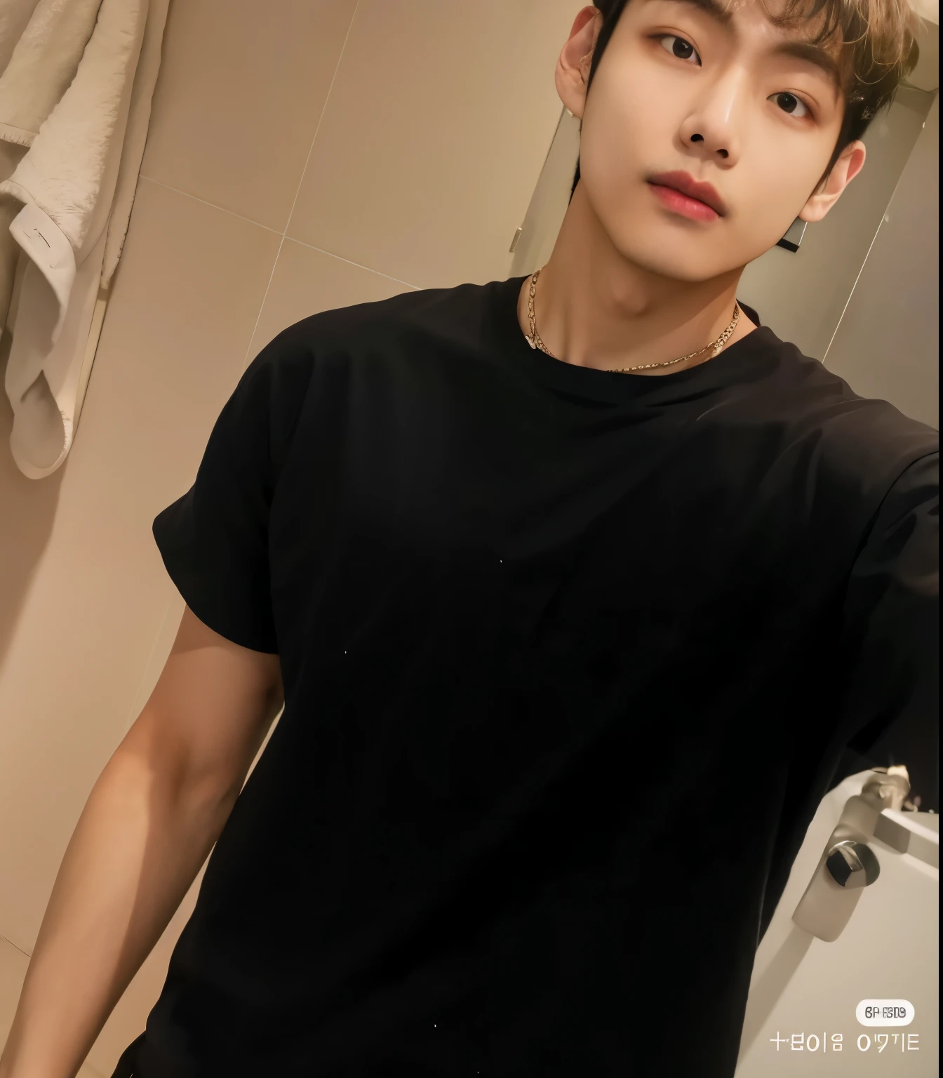 there is a man taking a selfie in the bathroom mirror, he is wearing a black t-shirt, kim taehyung. Taehyung, pintar ulzzang, hyung tae, vestindo camiseta preta, taeyung, taehyung kim, 18 anos de idade, ele tem cerca de 20 anos, ele tem cerca de 2 0 anos, homem sul-coreano