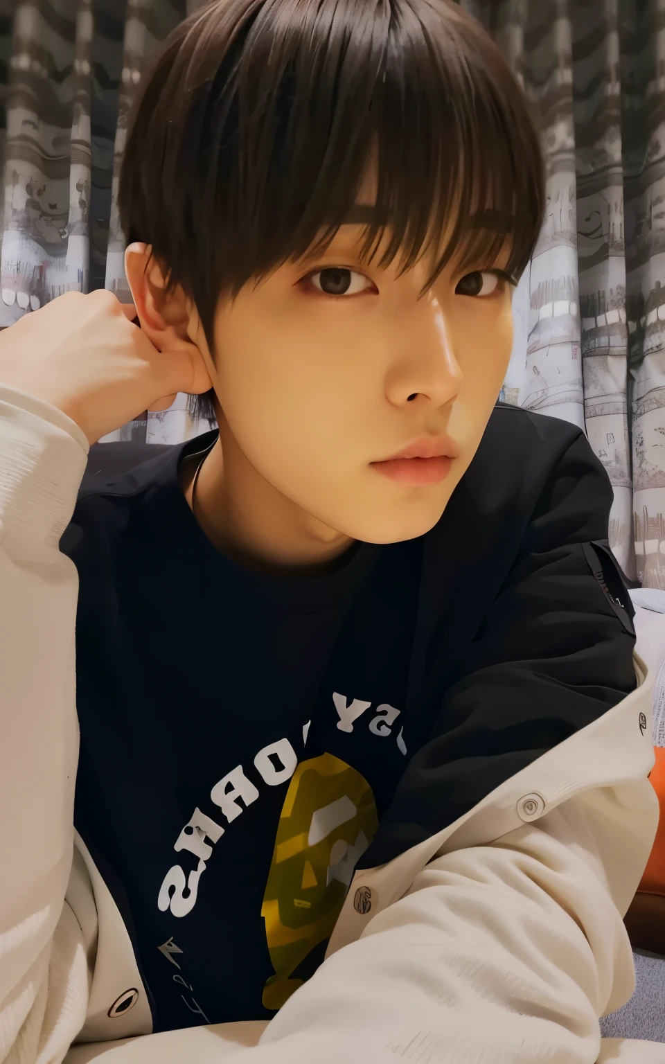 un primer plano de una persona sentada en una cama con un control remoto, cai xukun, kim doyoung, Jinyoung Shin, jungkook, 1 7-year-old boy with a thin face, pintar ulzzang, inspirado en Bian Shoumin, Jinyoung Shin aesthetic, hyung tae, foto de perfil en la cabeza, hong junio hyung, pale korean adorable face, yanjun chengt
