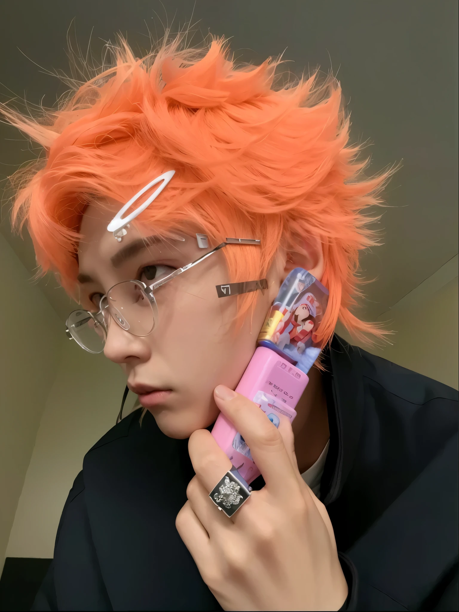 Hyunjun hur actor y idol de kpop mas realismo en el cabello y ropa, cara malvada, molesta, upset expression, ojos chinos,Small.
