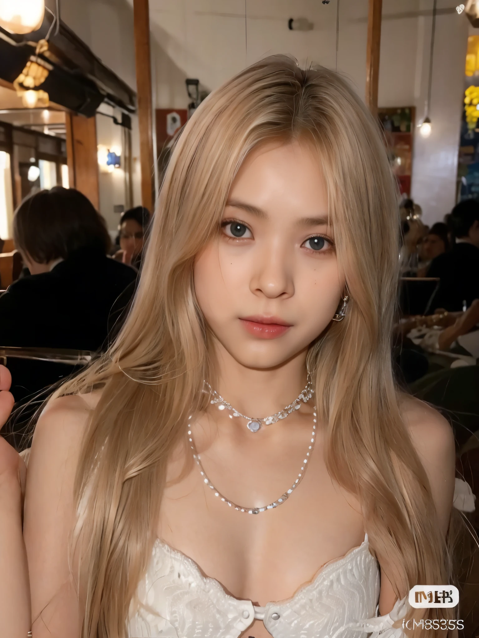 um close up de uma mulher com longos cabelos loiros vestindo uma camisa branca decotada, grandes seios, her hair is white, cabelo loiro muito claro, coreana, com longos cabelos brancos, korean idol, com cabelos longos brancos, 18 anos de idade, melhor qualidade, 4k