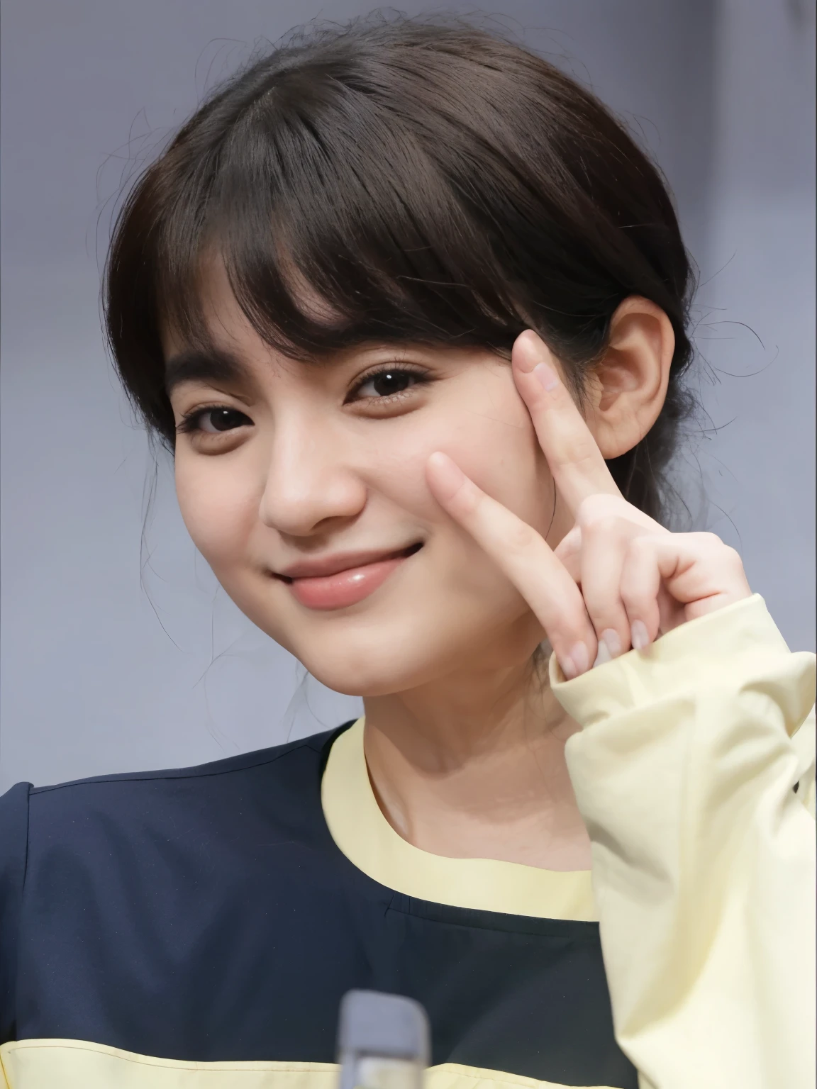 imagen arafed de un hombre con una sonrisa y una mano en alto, kim sunoo, pale korean adorable face, cuchilla del grupo enhypen, cara linda y clara, foto de perfil en la cabeza