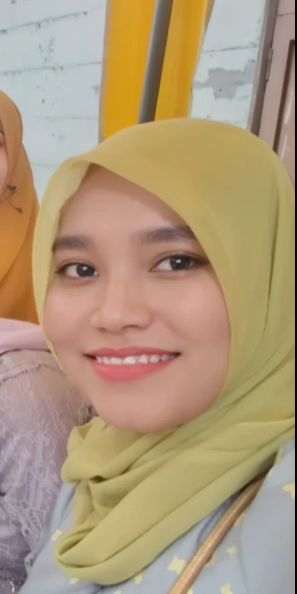 Seorang gadis cantik usia 34 tahun, bertulis dibajunya "mutia dewi" memakai hijab